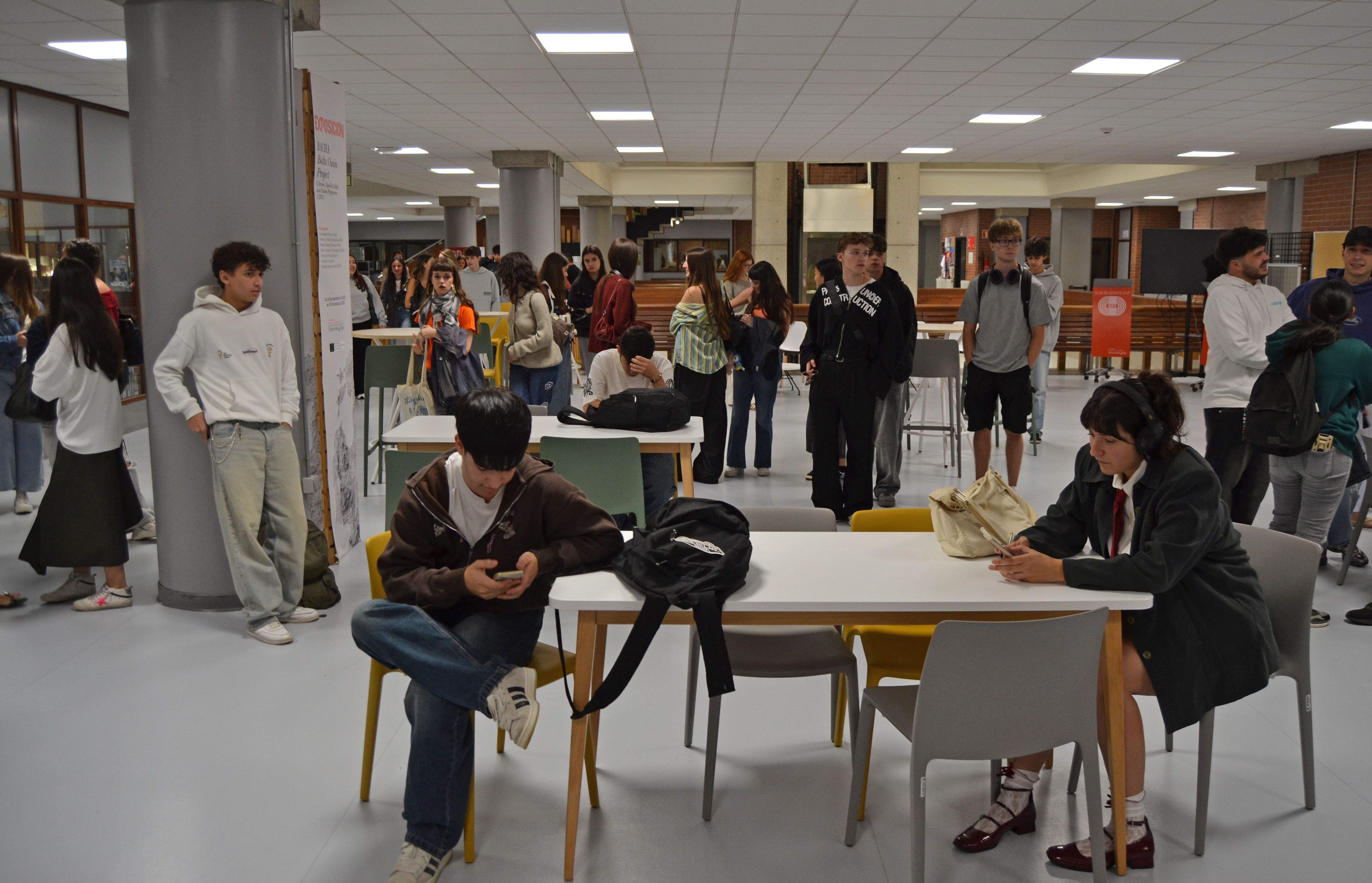 Un grupo de alumnas y alumnos en el campus de Pontevedra