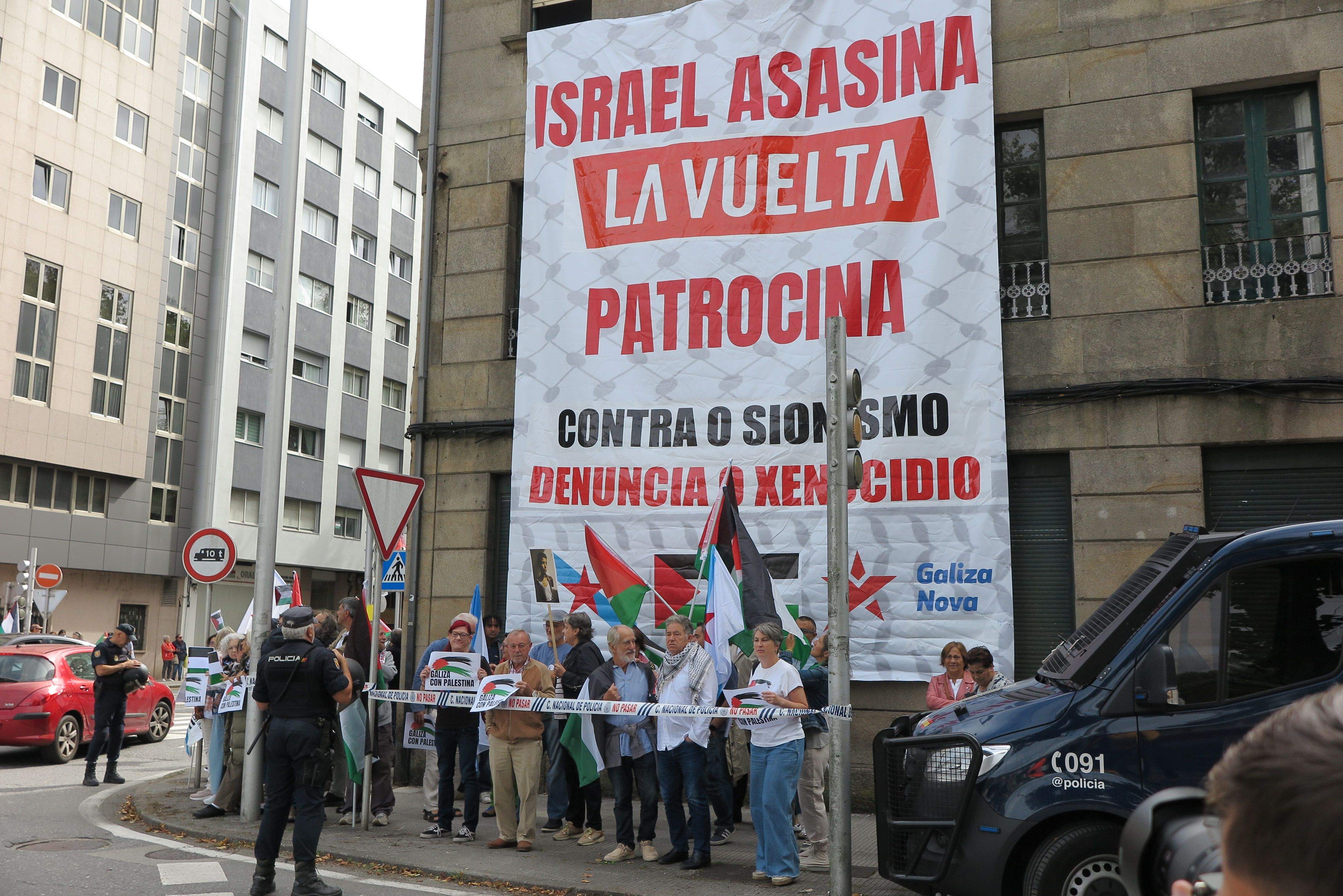 Protestas propalestinas ao paso de La Vuelta por Pontevedra