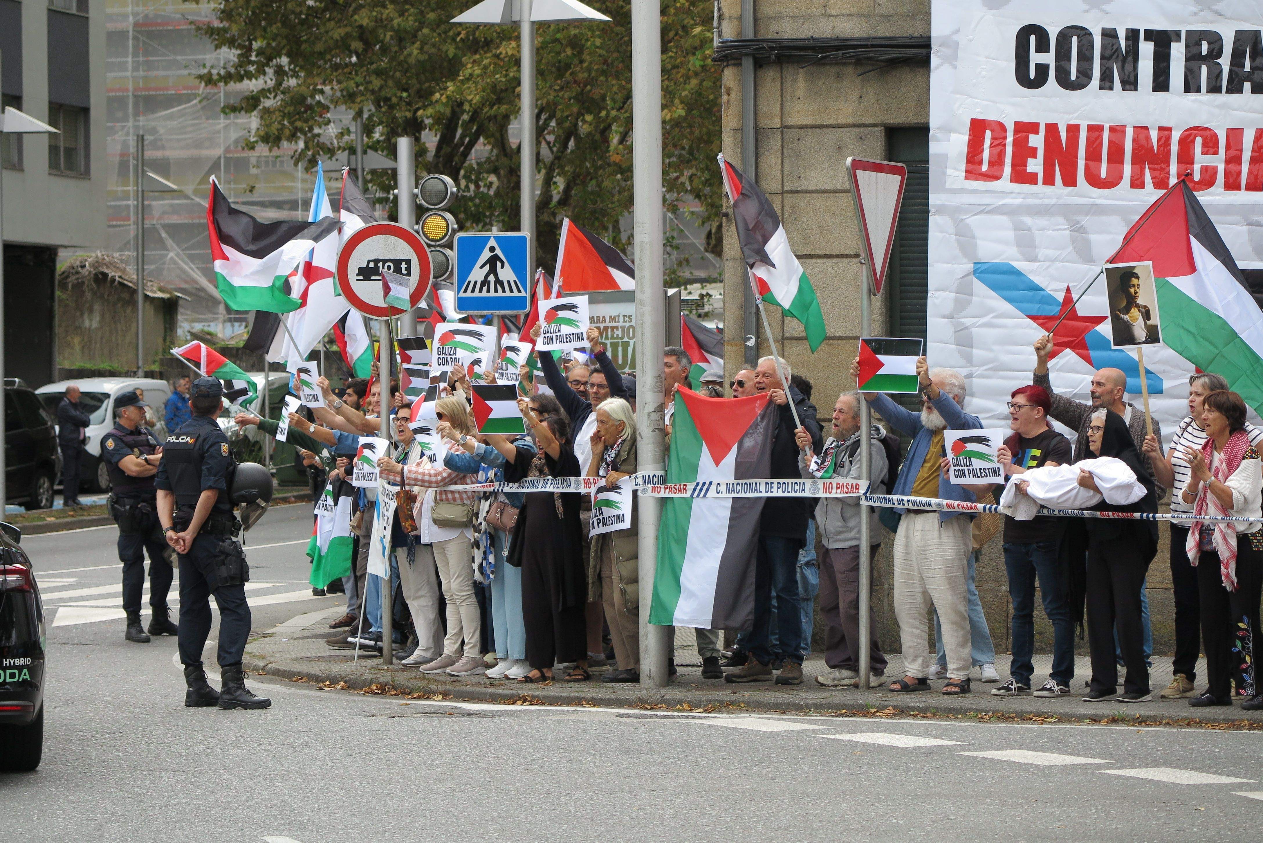 Protestas propalestinas ao paso de La Vuelta por Pontevedra