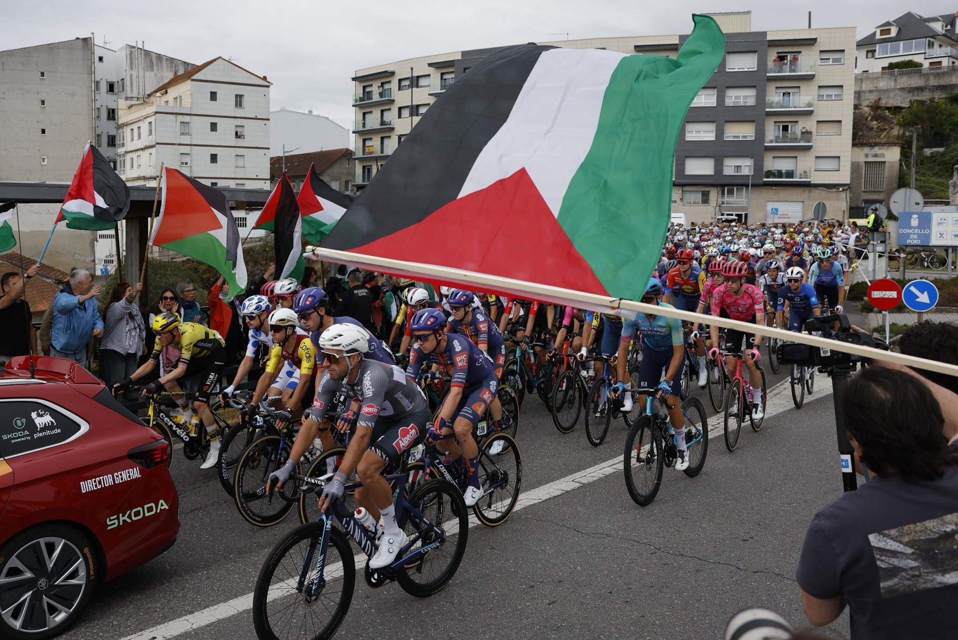 Protestas propalestinas ao paso de La Vuelta por Pontevedra