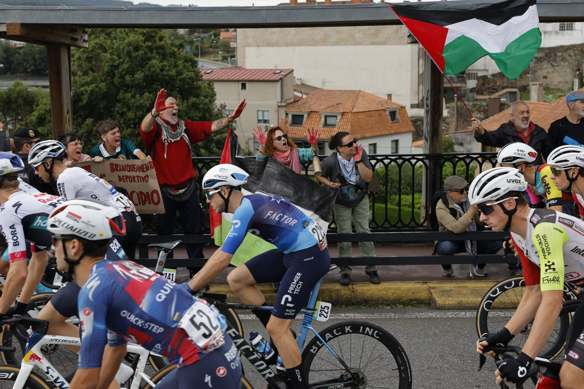 Protestas propalestinas ao paso de La Vuelta por Pontevedra