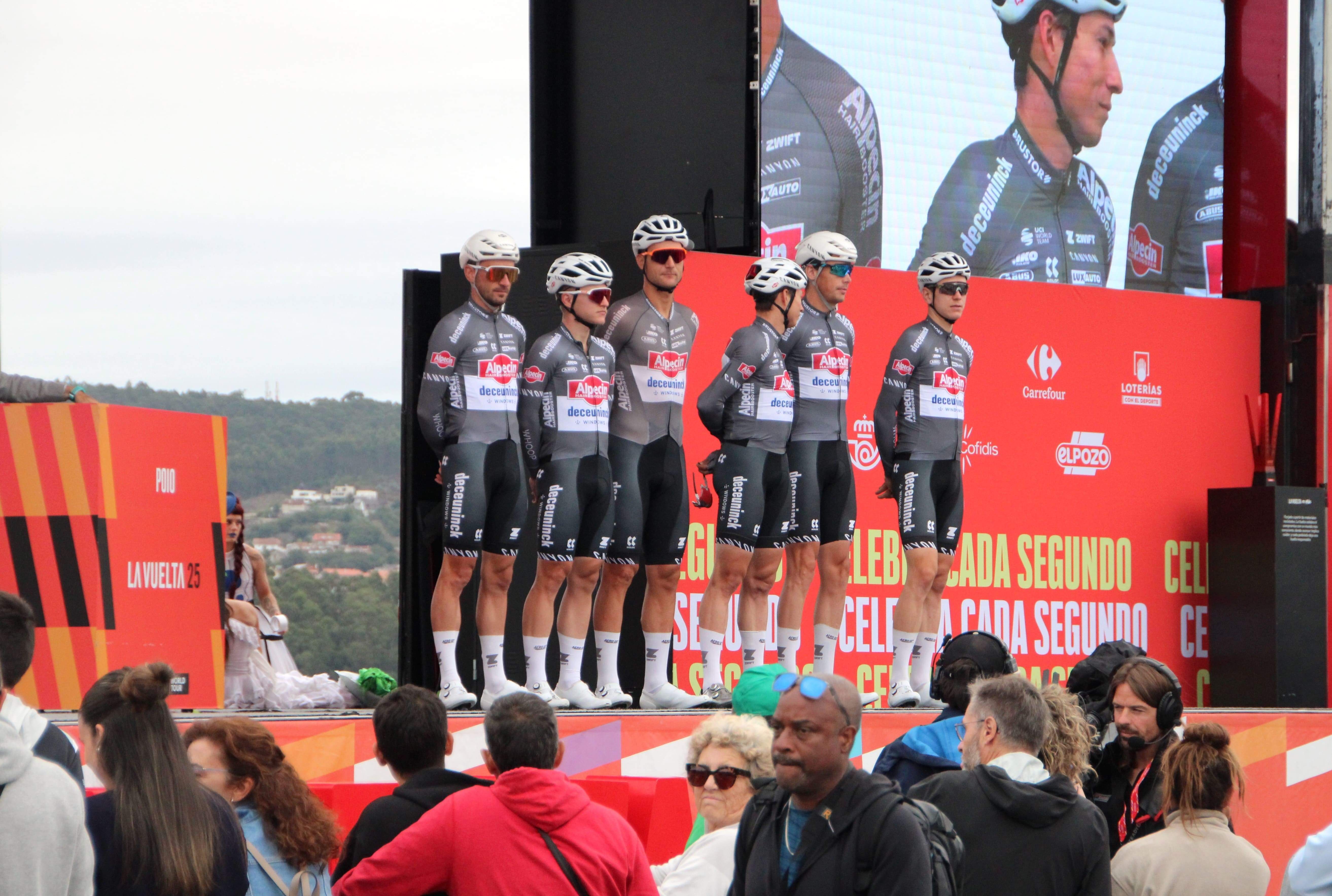Saída de etapa de La Vuelta desde Combarro