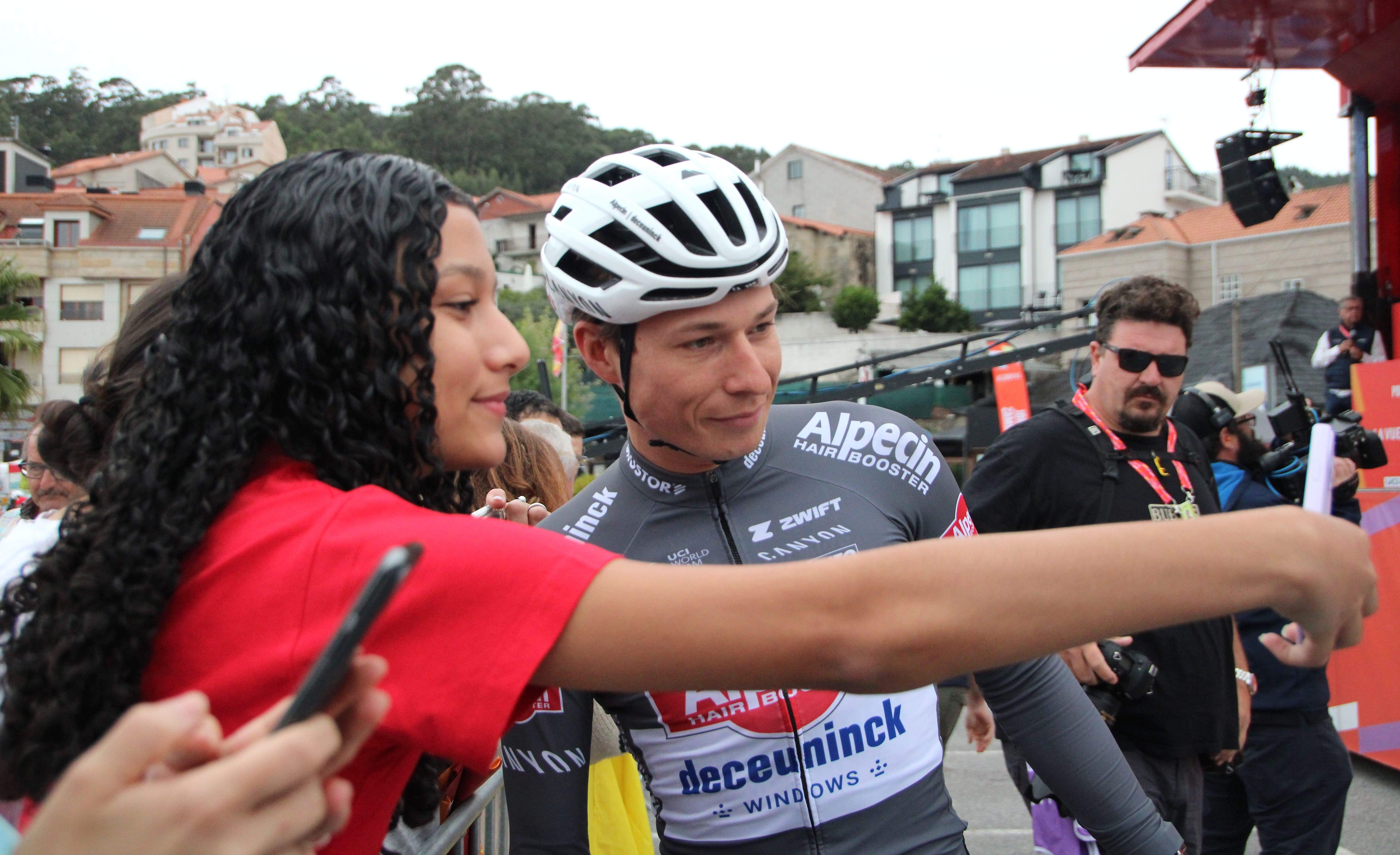 Saída de etapa de La Vuelta desde Combarro