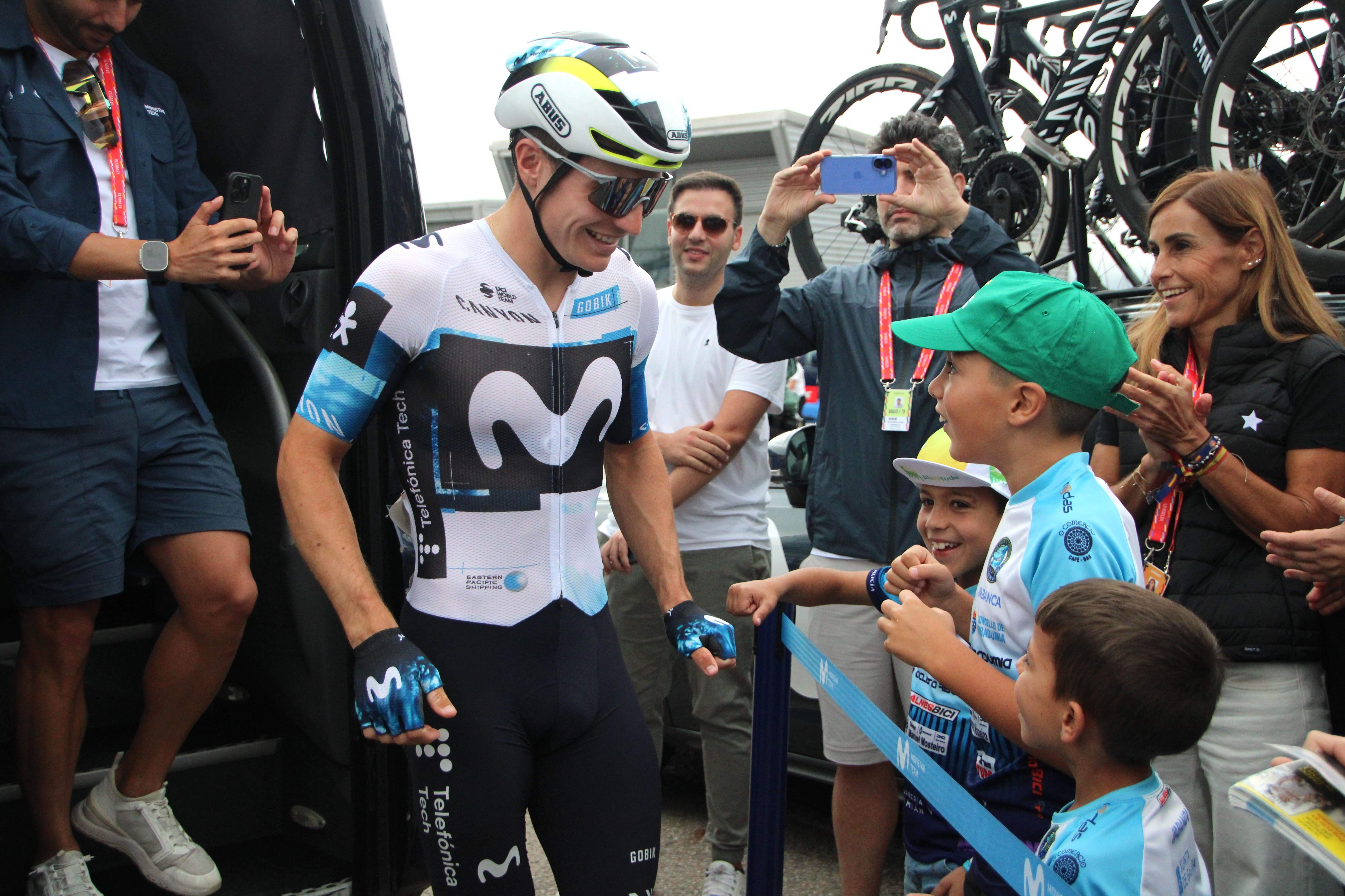 Saída de etapa de La Vuelta desde Combarro