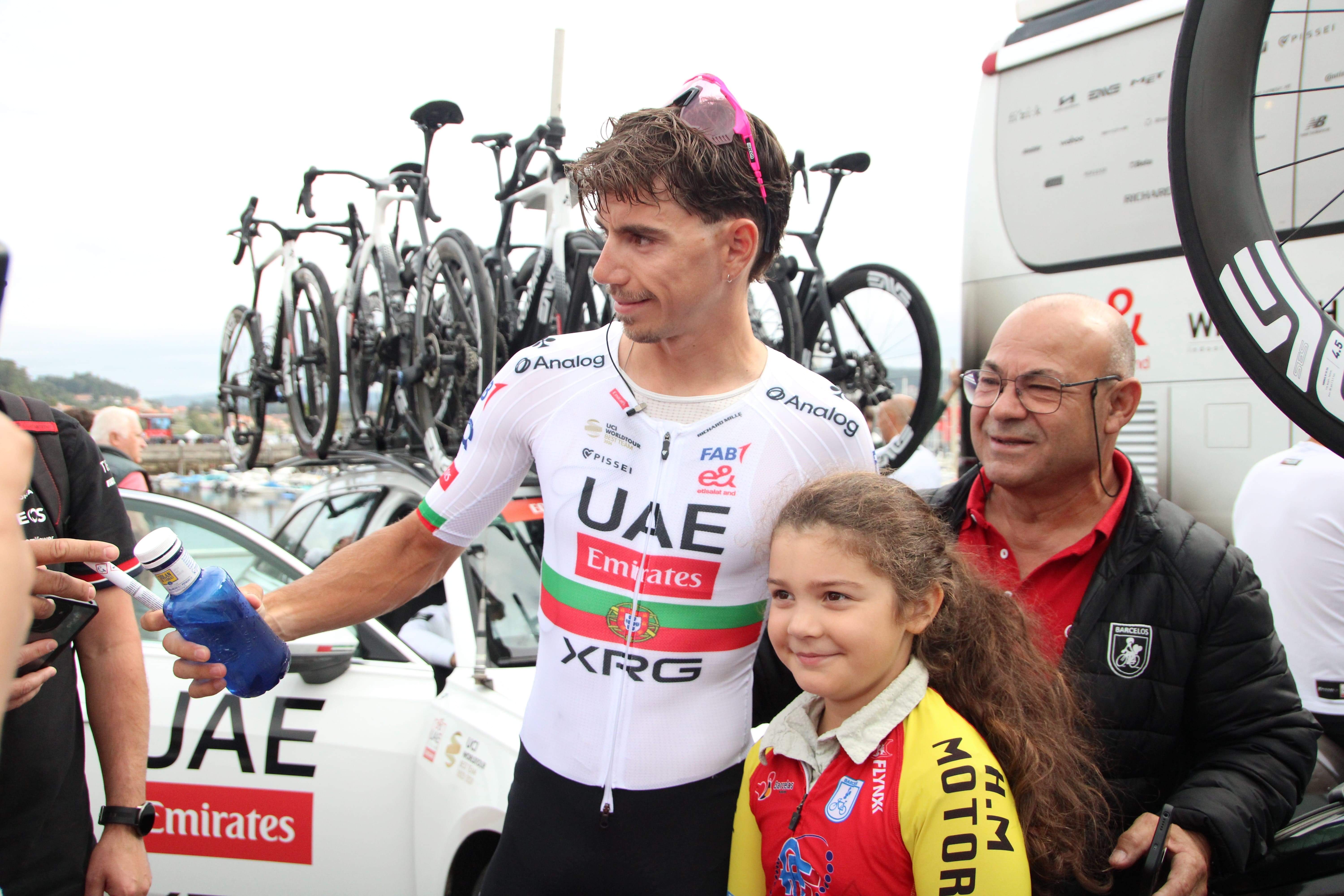 Saída de etapa de La Vuelta desde Combarro