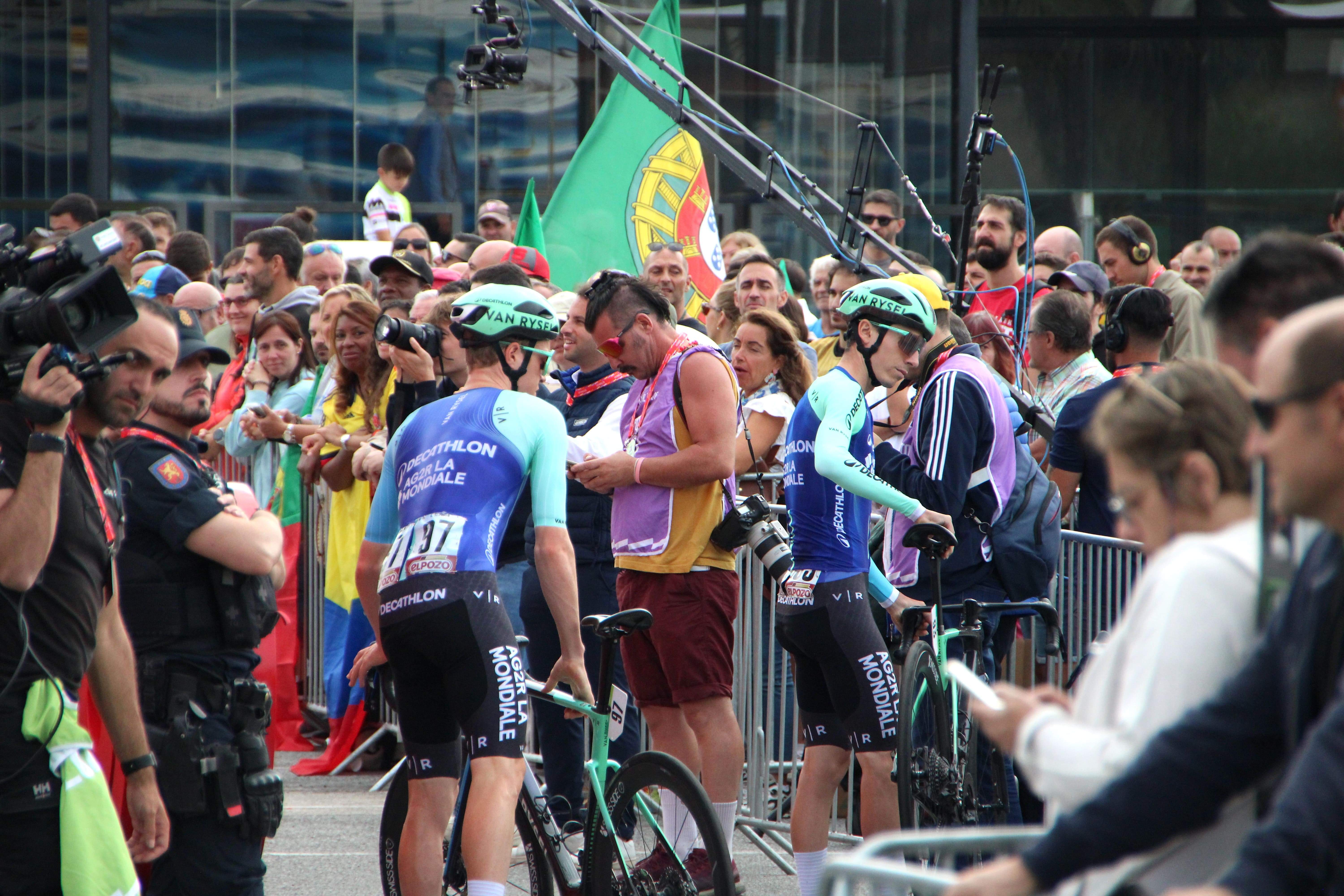 Saída de etapa de La Vuelta desde Combarro
