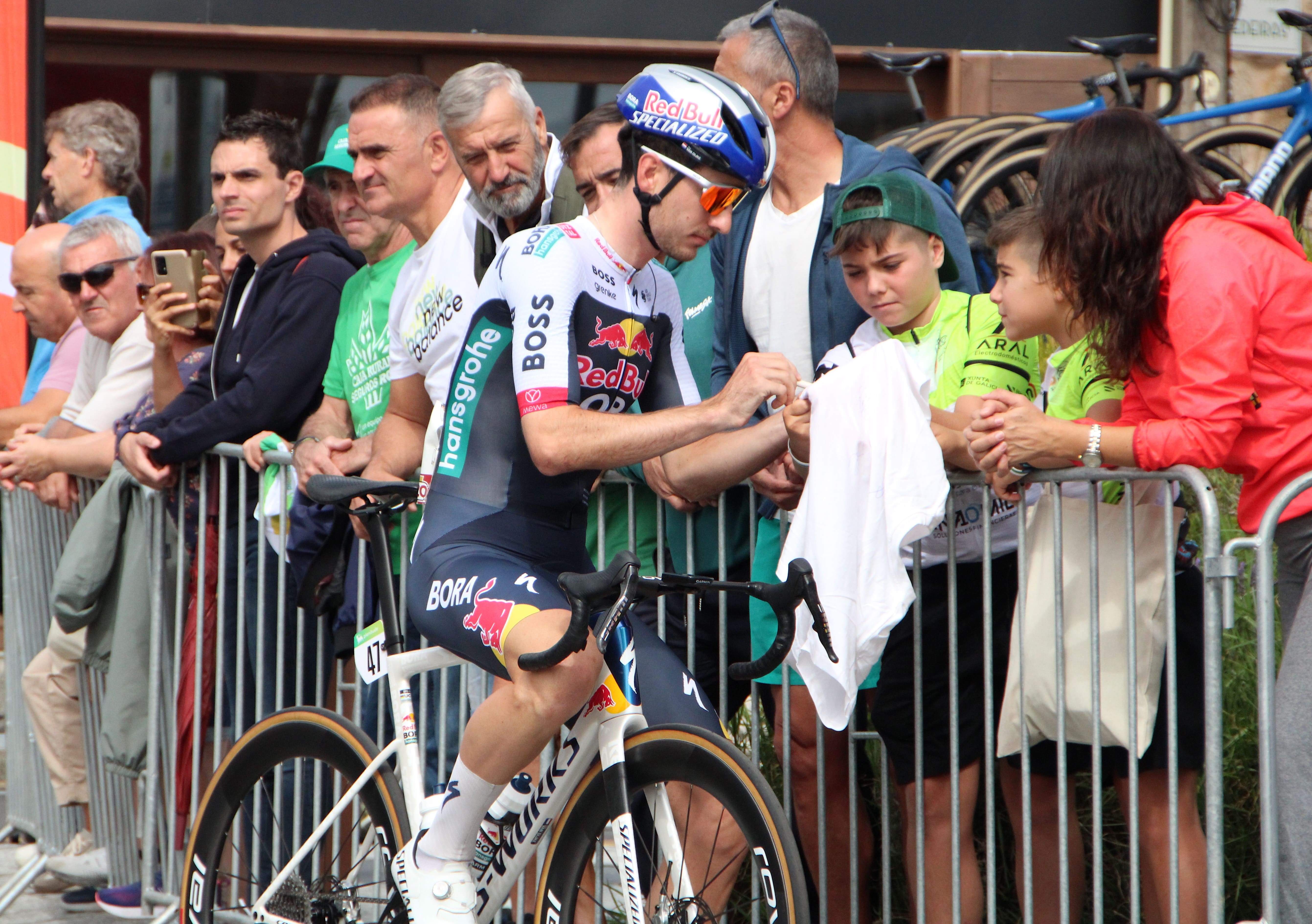Saída de etapa de La Vuelta desde Combarro
