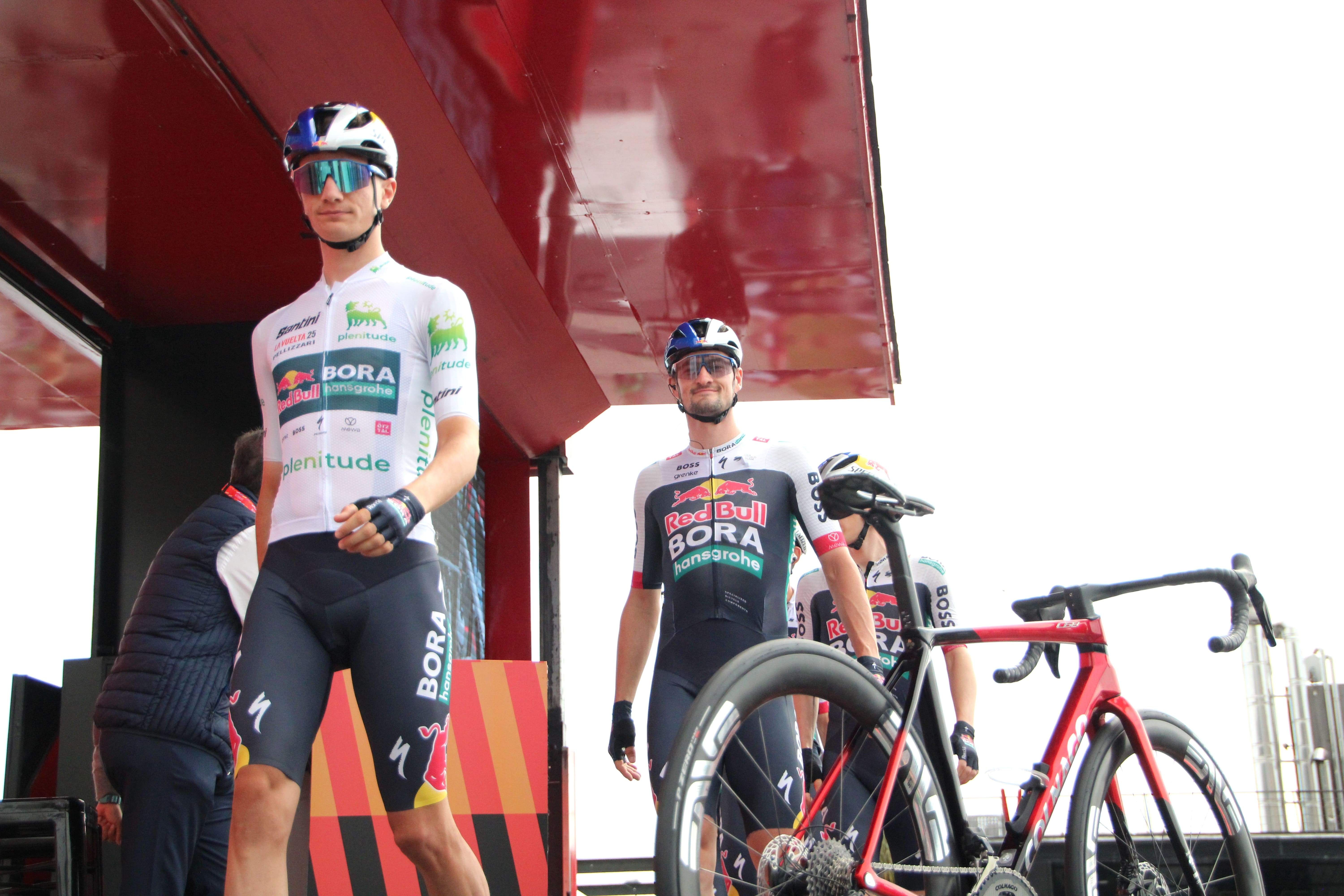 Saída de etapa de La Vuelta desde Combarro