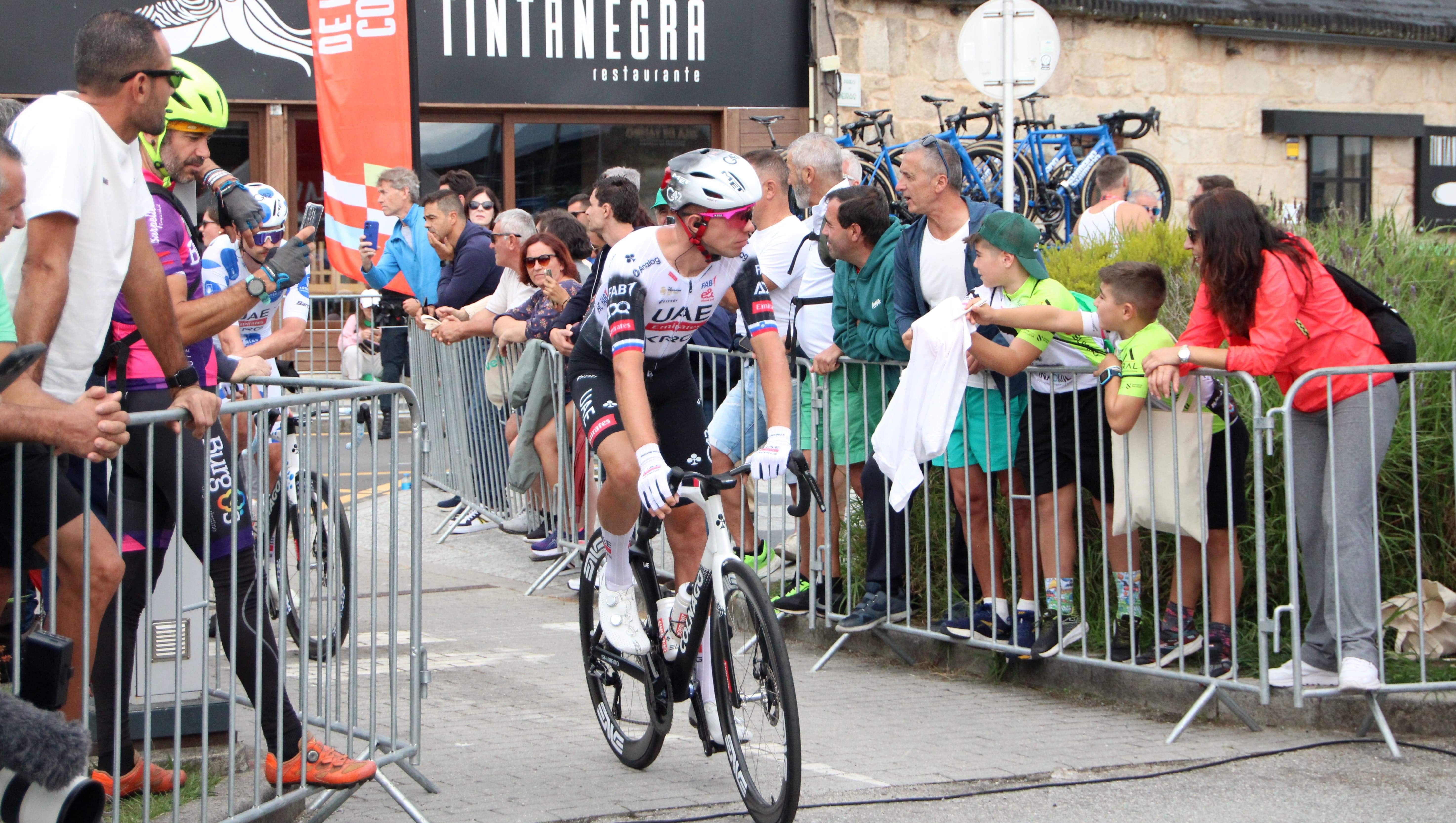 Saída de etapa de La Vuelta desde Combarro