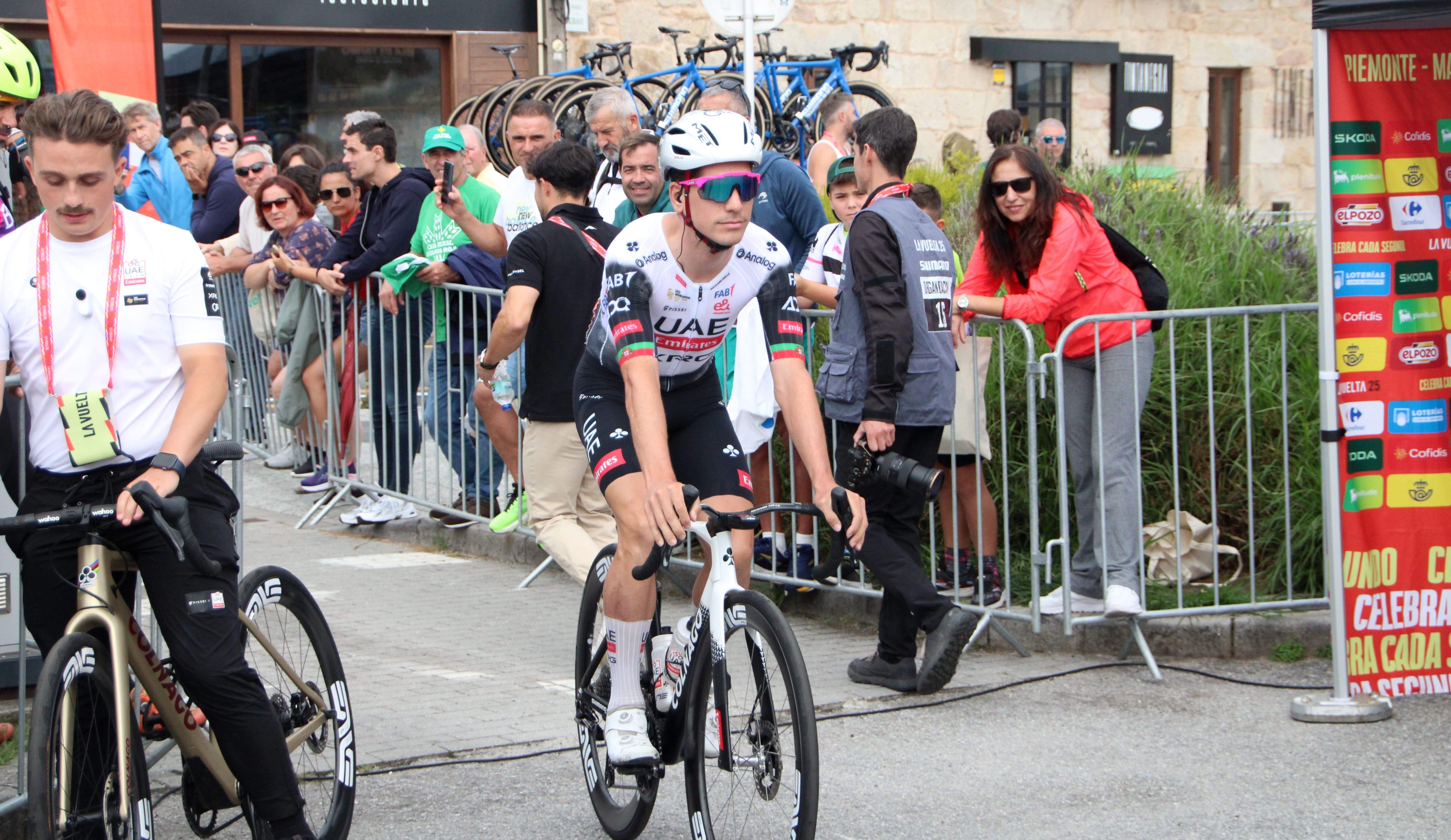 Saída de etapa de La Vuelta desde Combarro