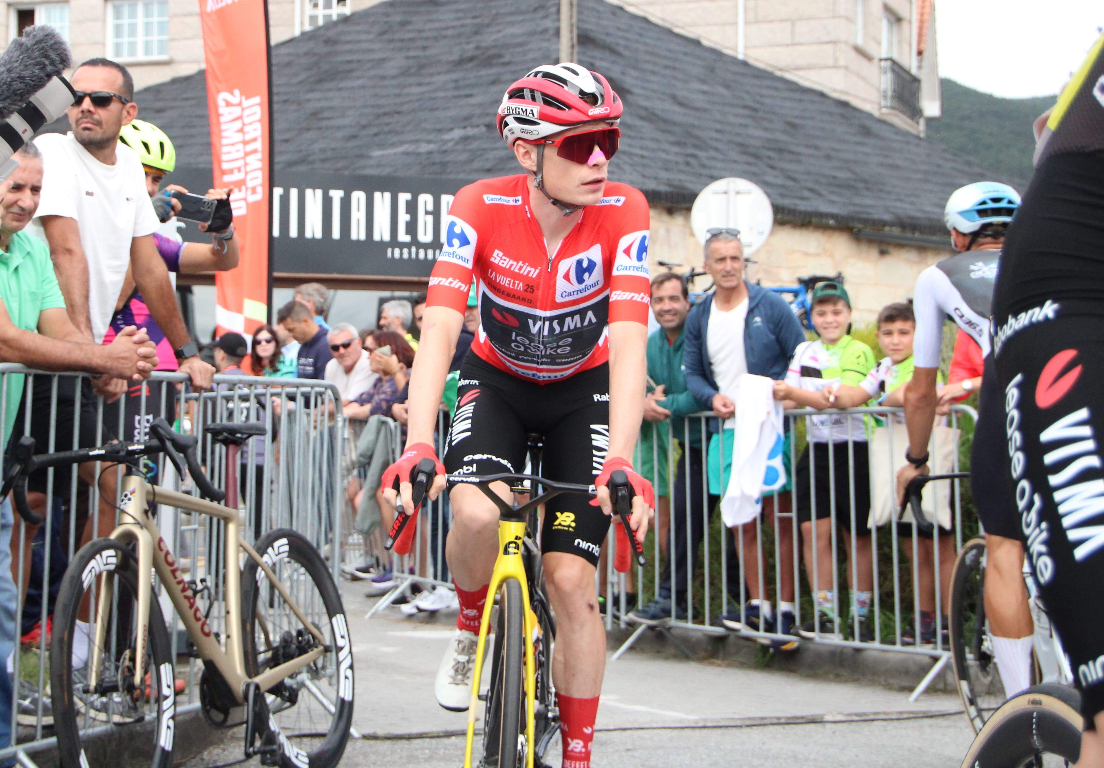 Saída de etapa de La Vuelta desde Combarro