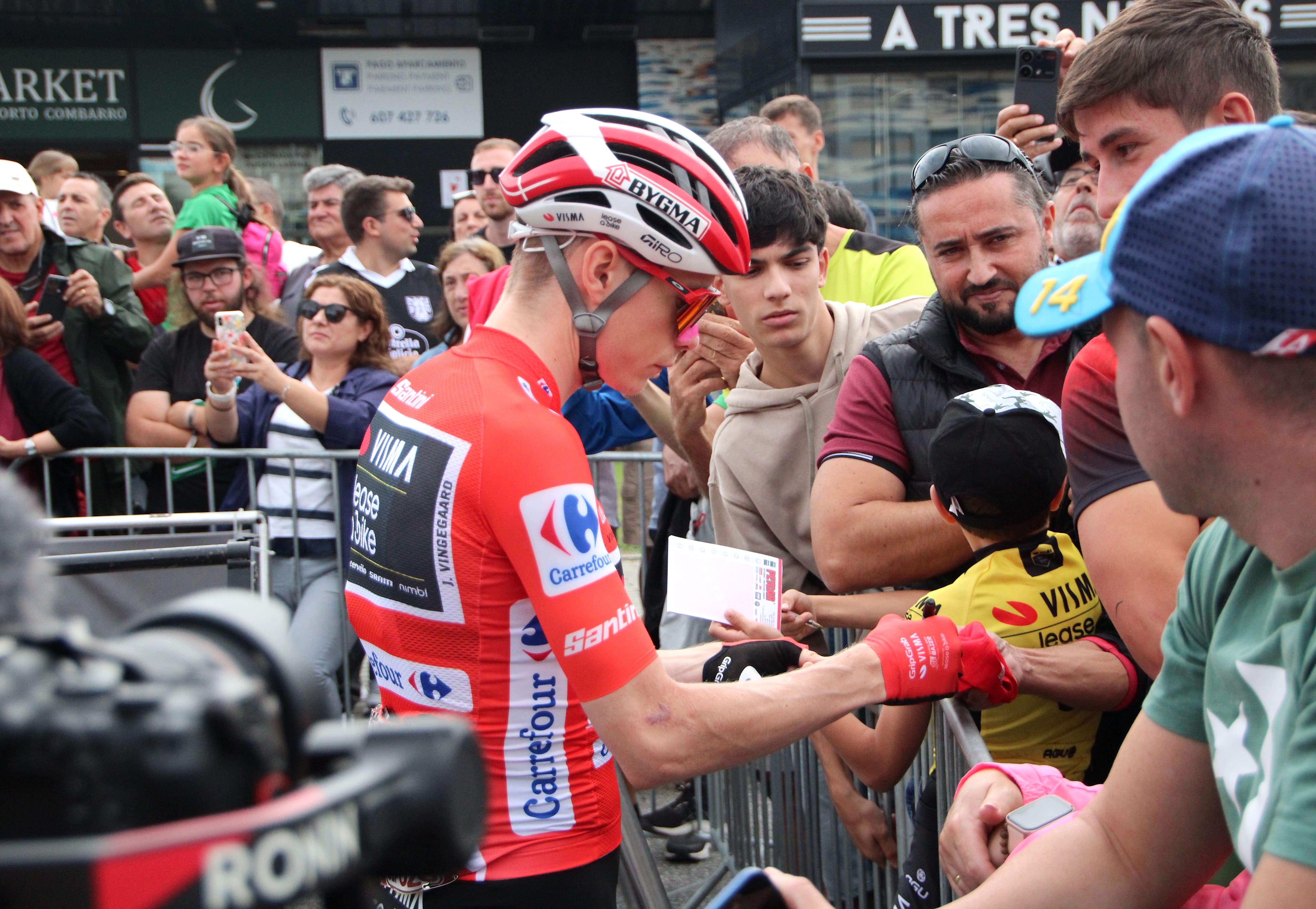 Saída de etapa de La Vuelta desde Combarro