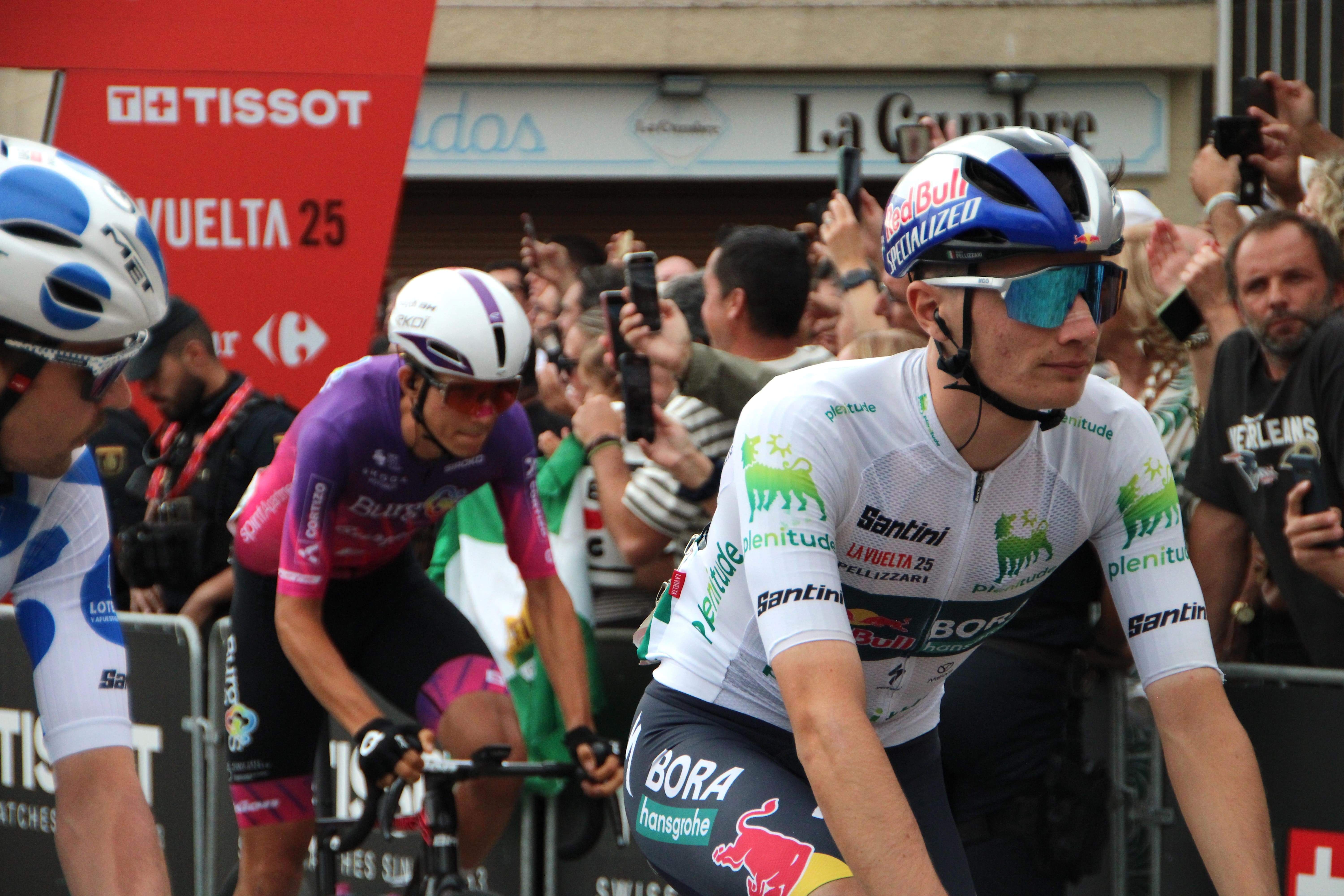 Saída de etapa de La Vuelta desde Combarro