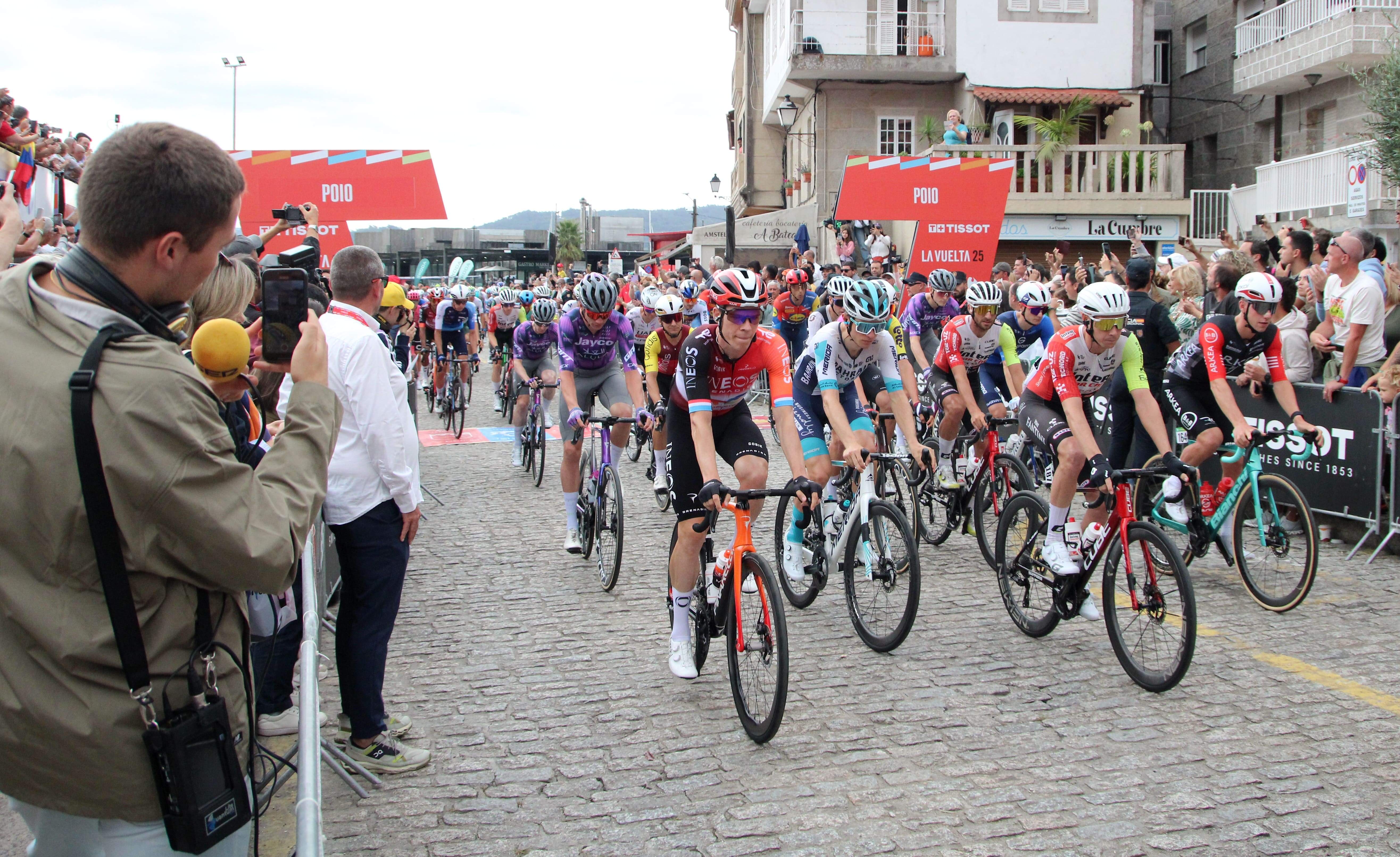 Saída de etapa de La Vuelta desde Combarro