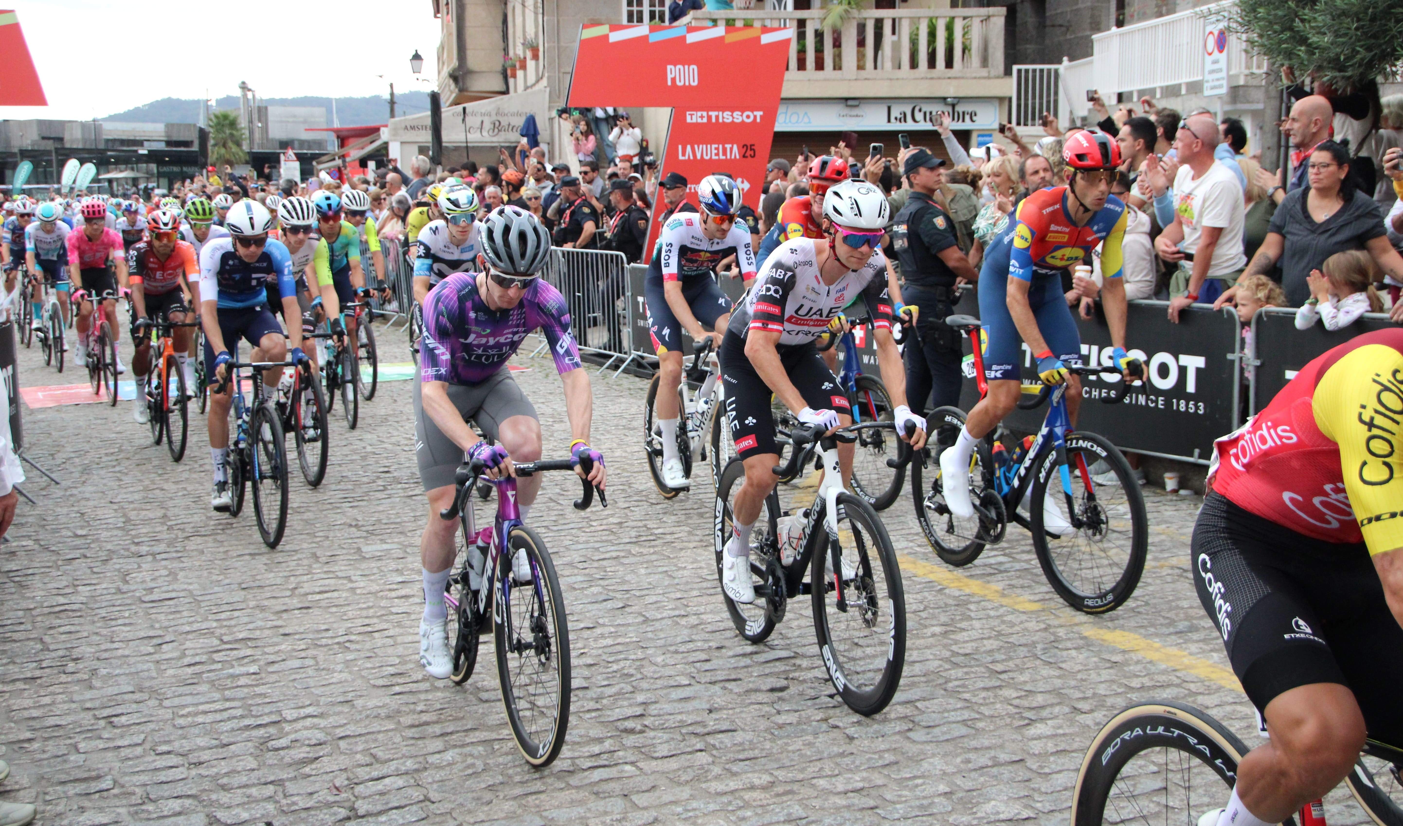 Saída de etapa de La Vuelta desde Combarro