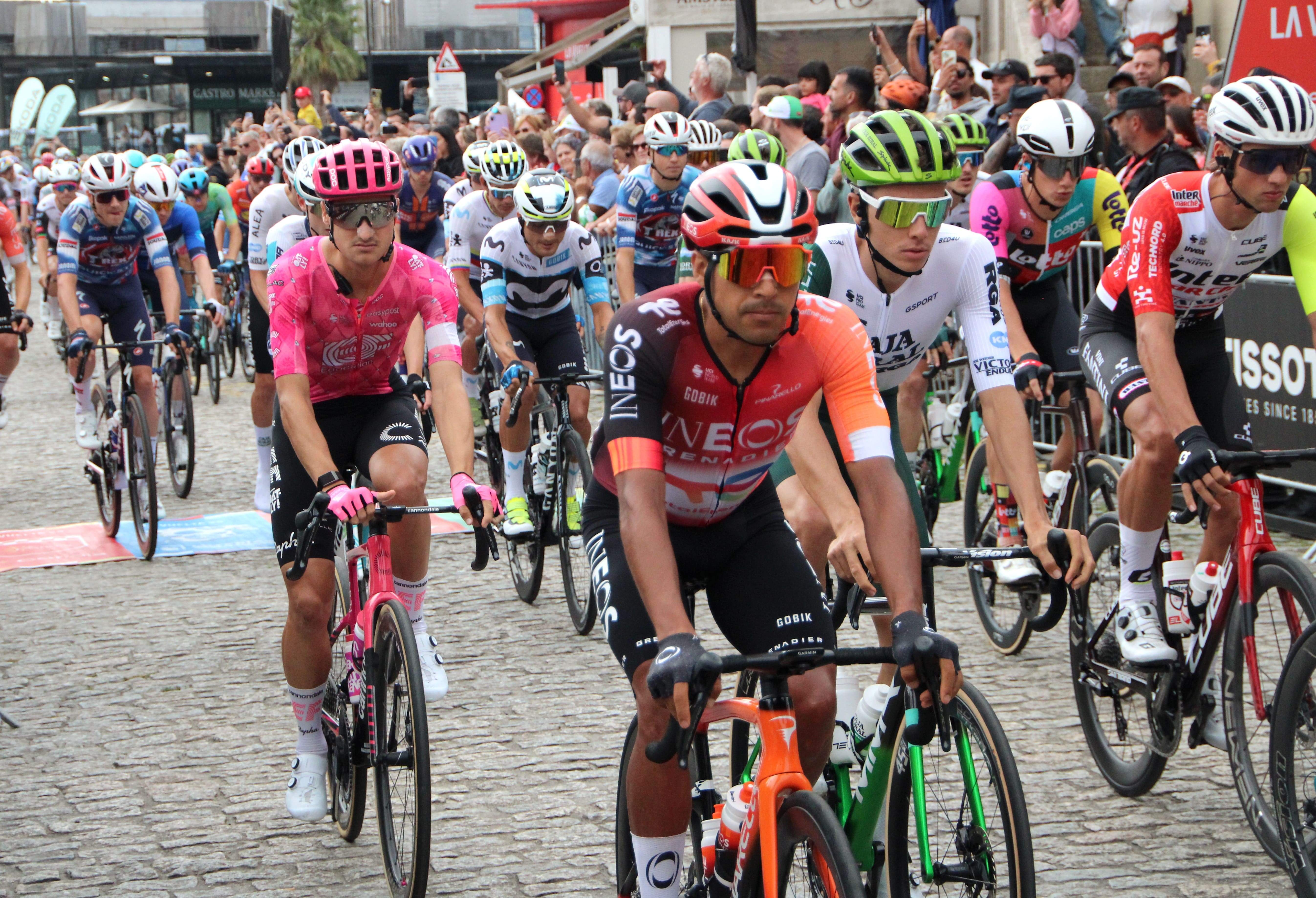 Saída de etapa de La Vuelta desde Combarro