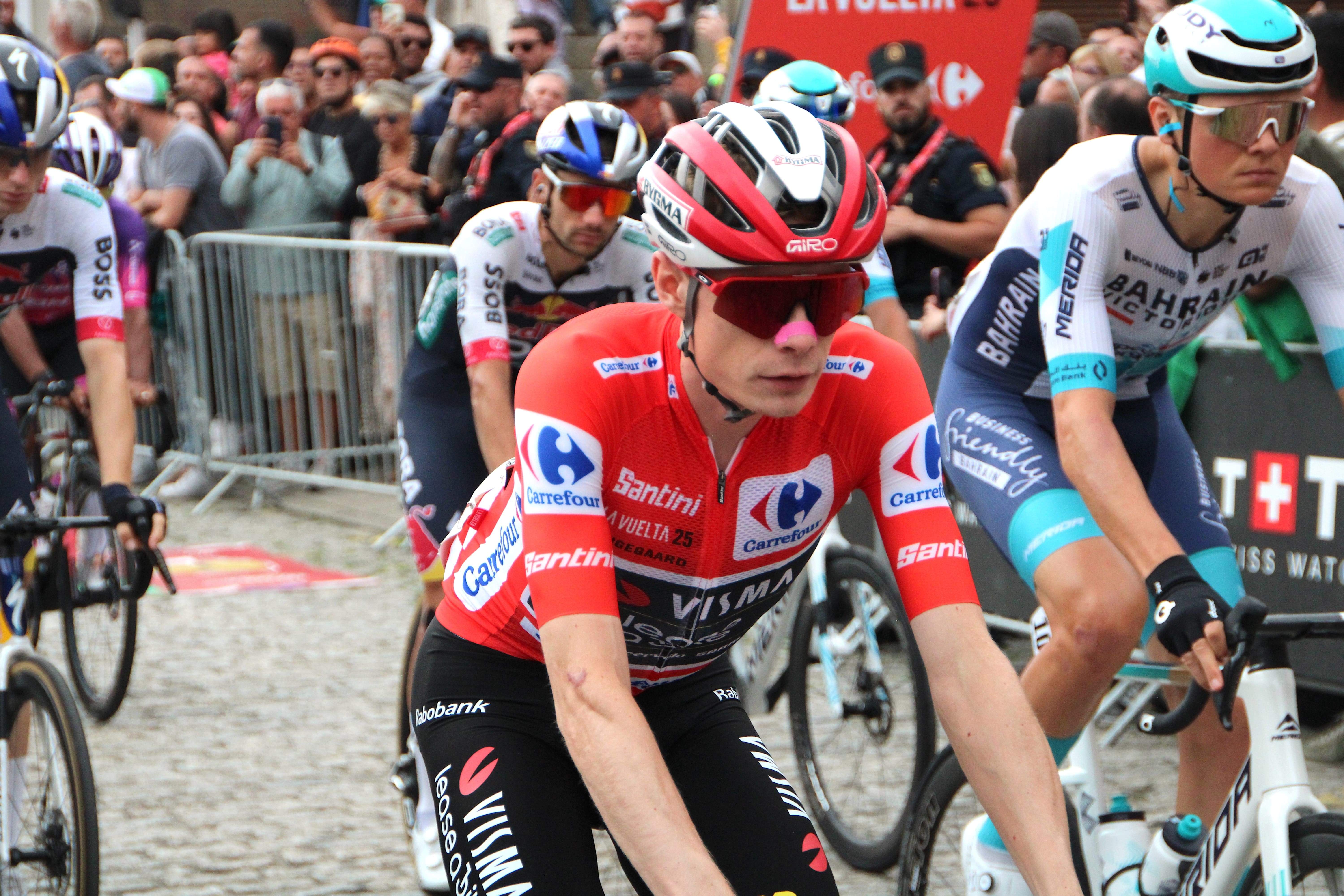 Saída de etapa de La Vuelta desde Combarro