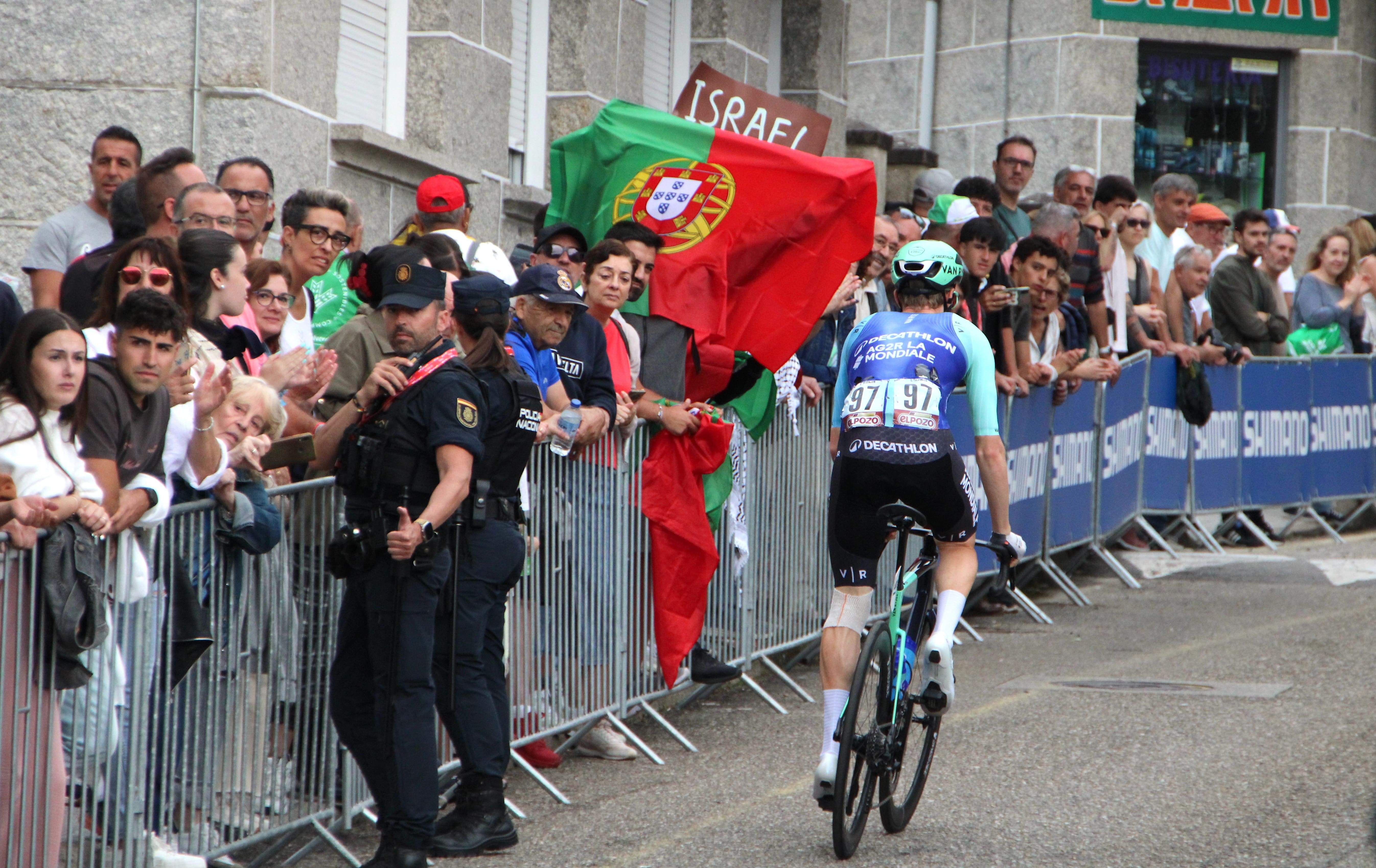Saída de etapa de La Vuelta desde Combarro