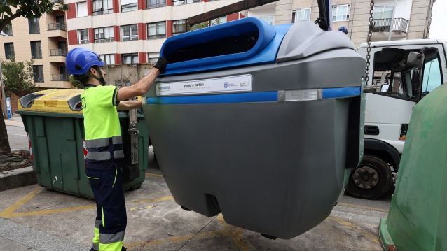 Instalación de los nuevos contenedores para papel y cartón