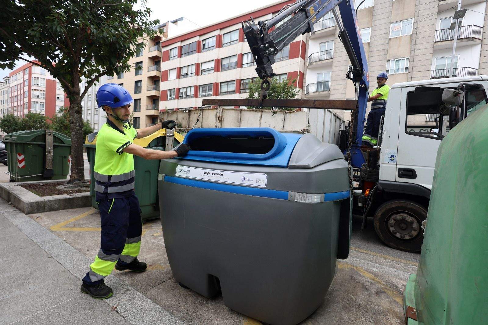 Instalación de los nuevos contenedores para papel y cartón