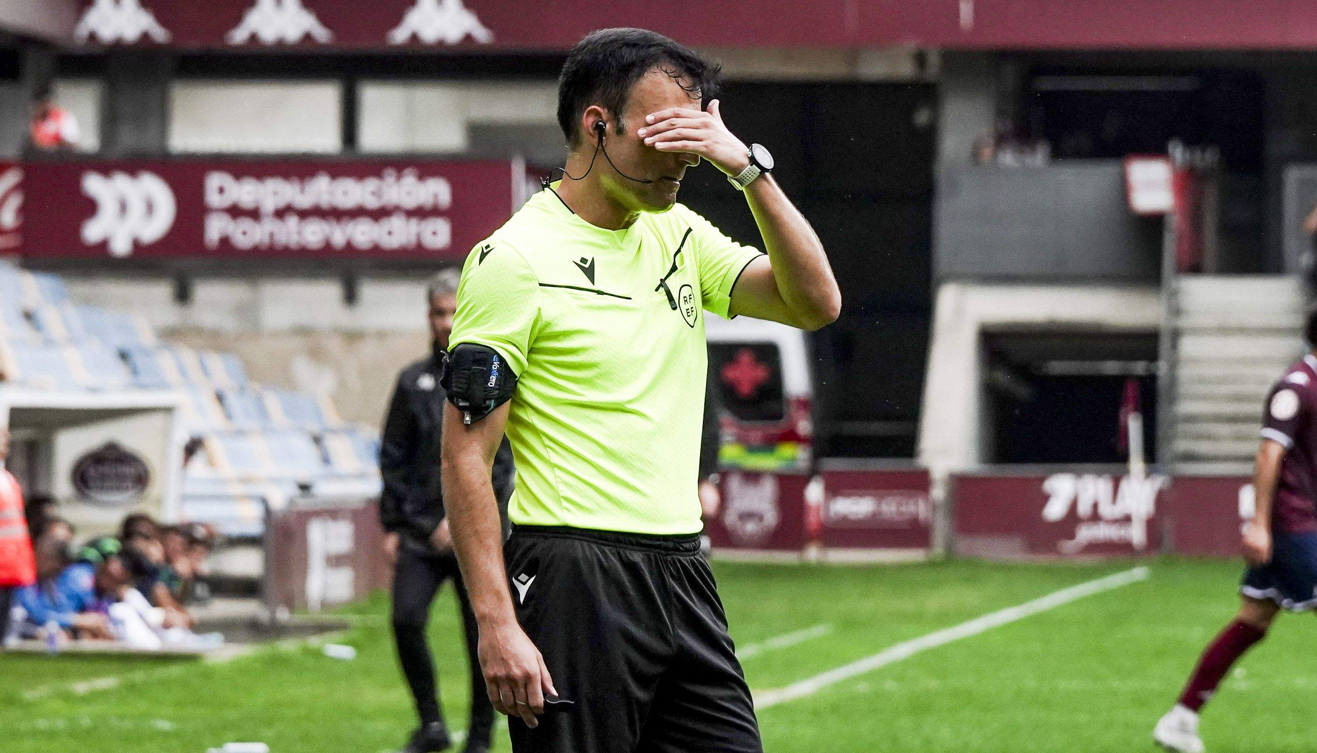 Árbitro do partido entre Pontevedra CF e Tenerife en Pasarón
