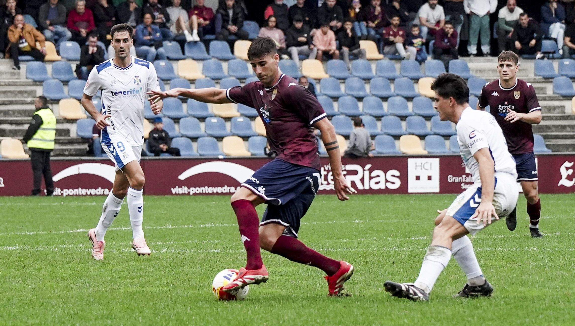 Partido entre Pontevedra CF e Tenerife en Pasarón