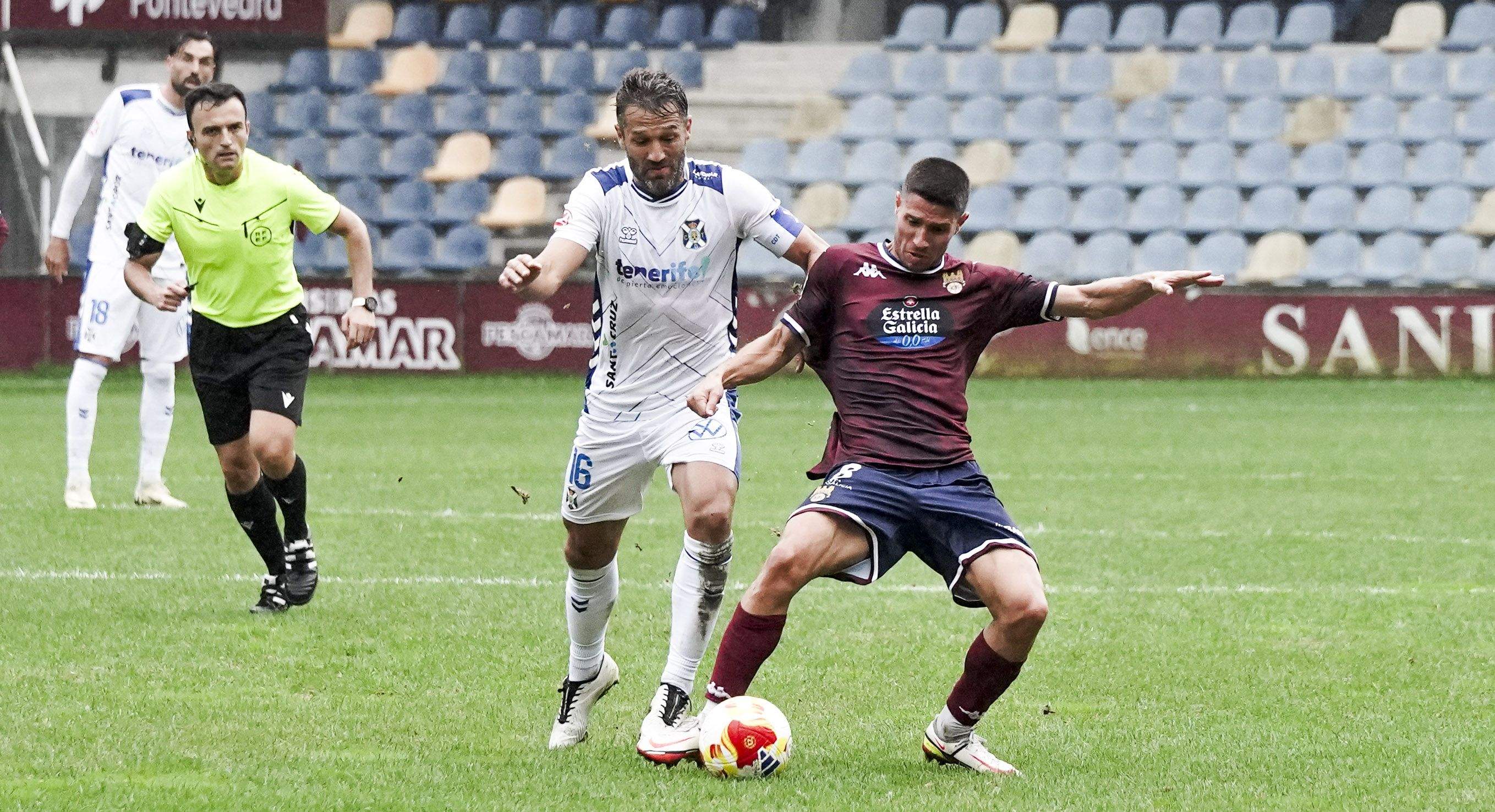 Partido entre Pontevedra CF e Tenerife en Pasarón Partido entre Pontevedra CF e Tenerife en Pasarón