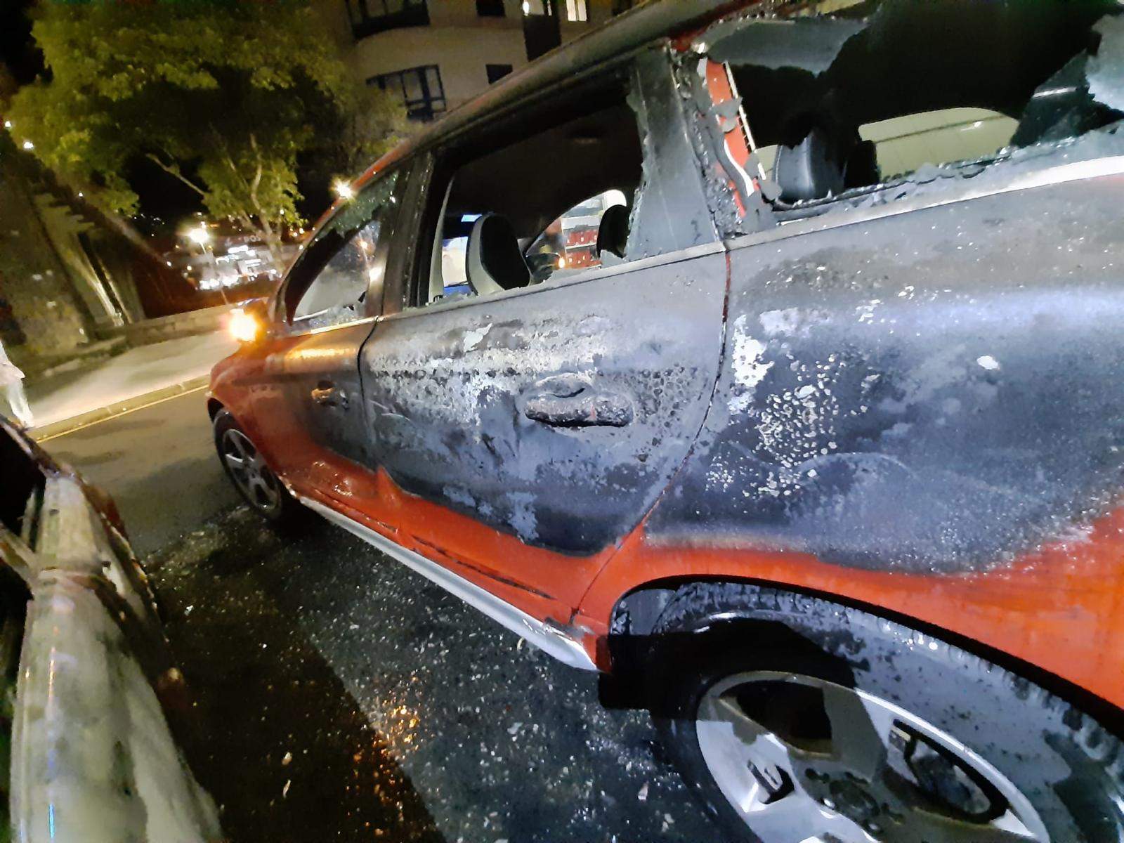 Vehículo calcinado na rúa Cruceiro