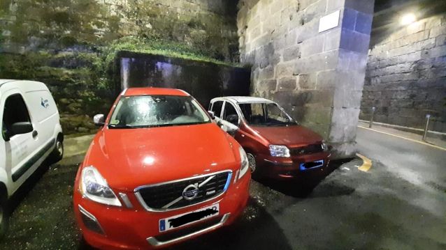 Vehículos afectados na rúa Cruceiro Vehículos afectados na rúa Cruceiro