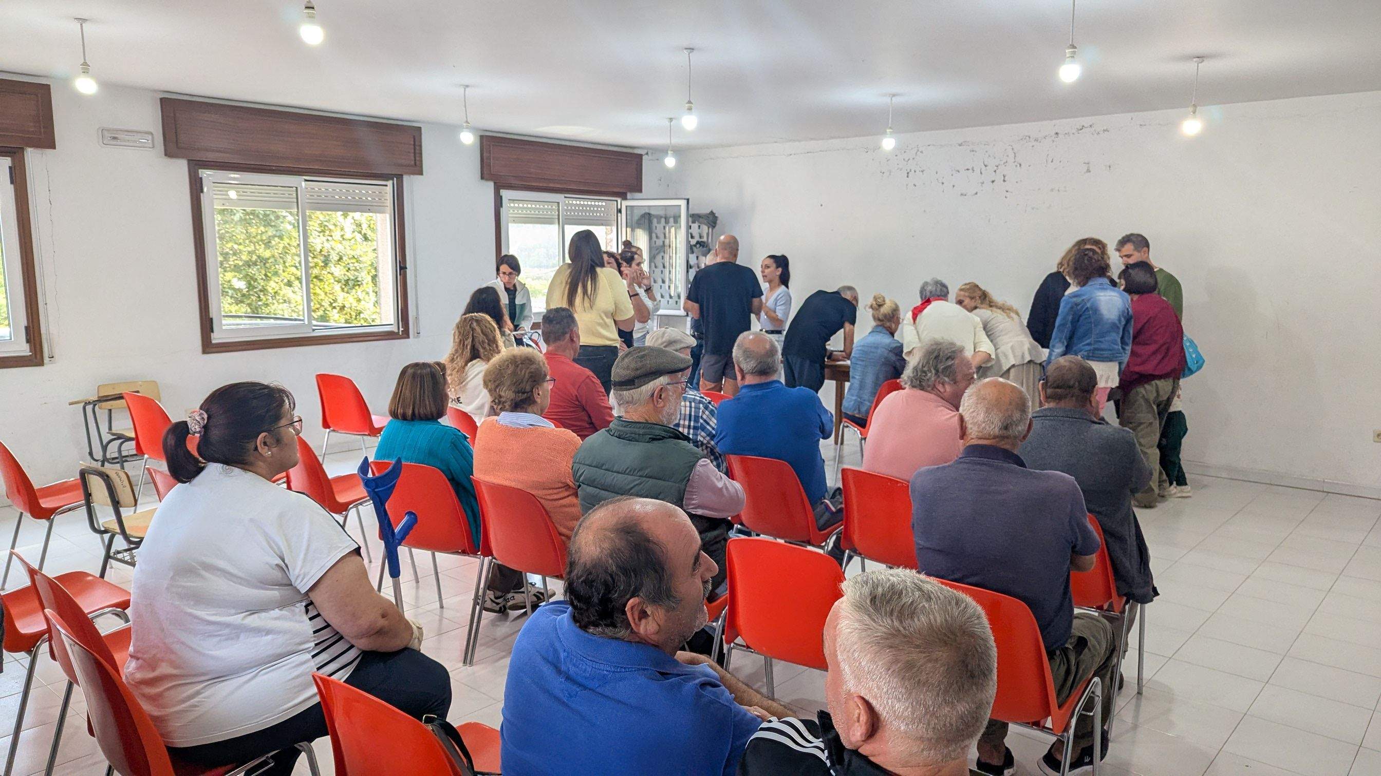 Reunión en Bemil de afectados pola Variante Oeste