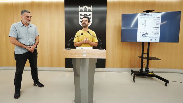 Demetrio Gómez, concelleiro de Cultura, e Rafael Agulló, director da Banda de Música de Pontevedra