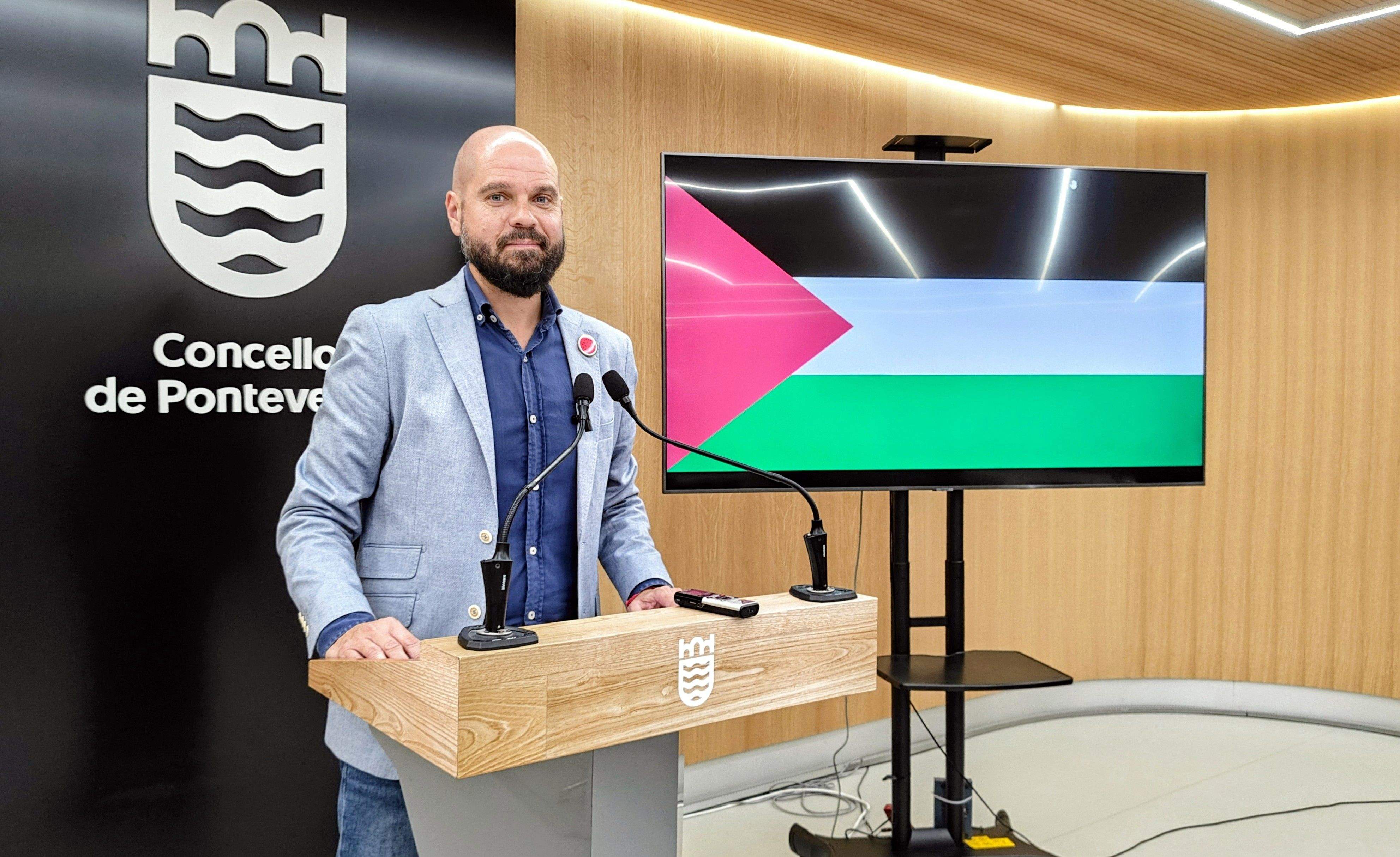 Iván Puentes, delante de la bandera palestina