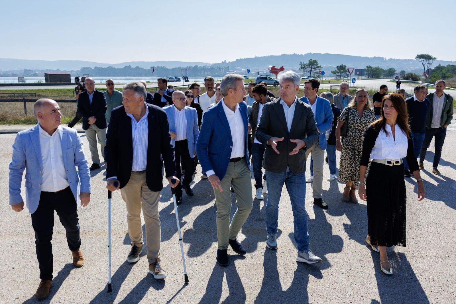 Alfonso Rueda, acompañado de los alcaldes de Sanxenxo y O Grove