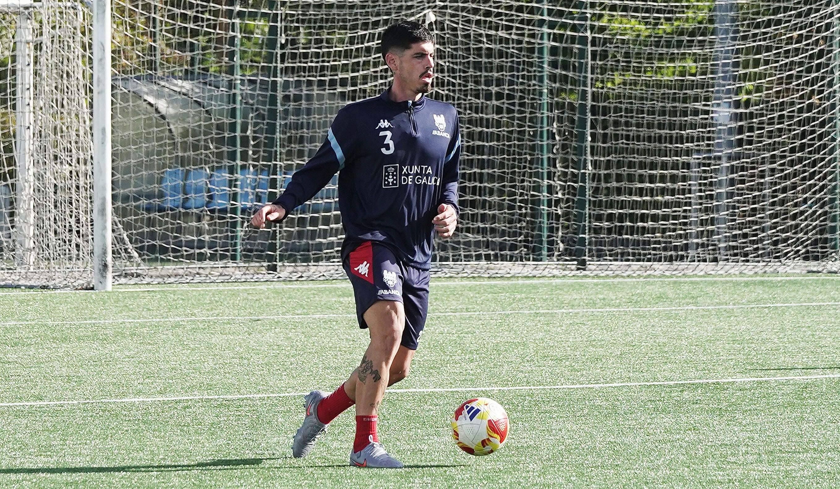 Antonio Montoro, en un entrenamiento del Pontevedra 25-26 en A Xunqueira 