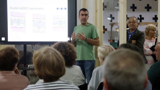 Xuntanza de Xaquín Moreda cos residentes en Casimiro Gómez Xuntanza de Xaquín Moreda cos residentes en Casimiro Gómez