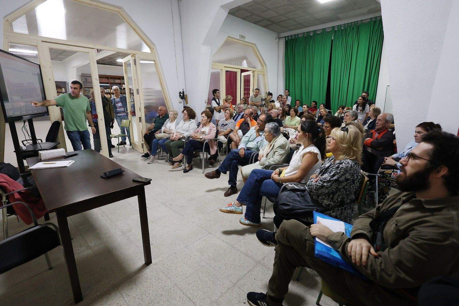 Reunión de Xaquín Moreda con los residentes en Casimiro Gómez