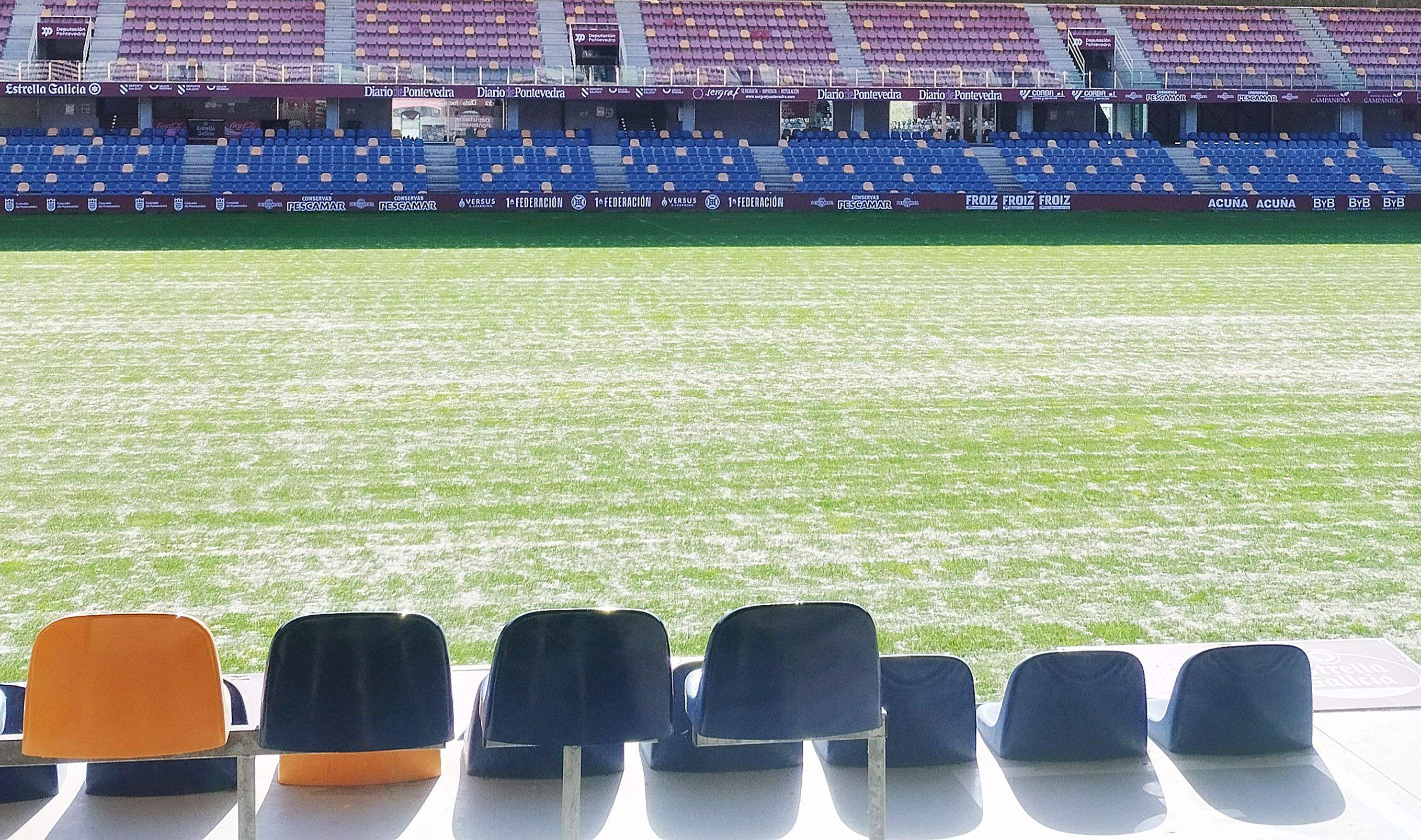 Tratamento con area no céspede do Estadio Municipal de Pasarón