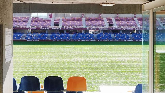 Tratamiento con arena en el césped del Estadio Municipal de Pasarón