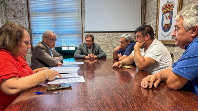 Balseiros e Cubela falan con gandeiros