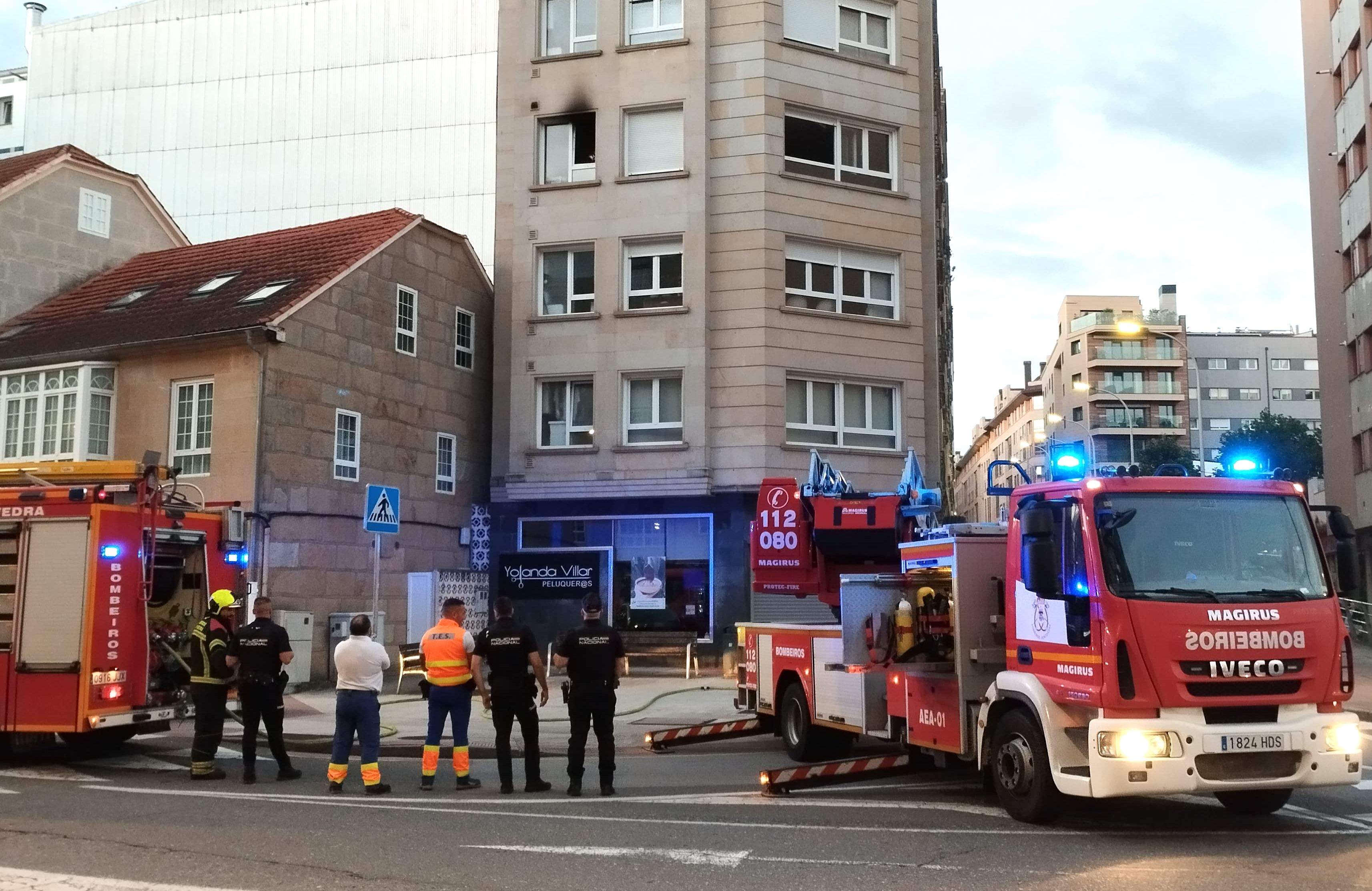 Incendio no cruzamento de Eduardo Pondal e Profesor Filgueira Valverde