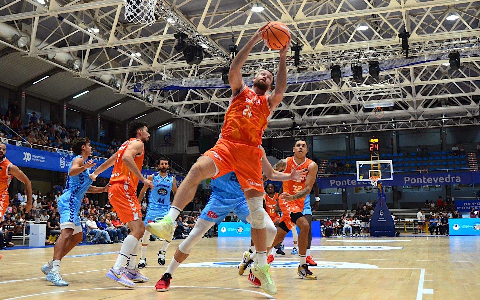 Final do X Torneo EnestaRías entre Valencia Basket e Breogán
