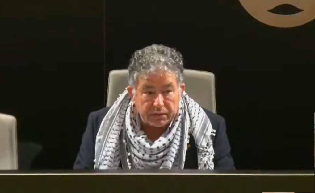 O alcalde de Pontevedra co pañuelo palestino no pleno municipal