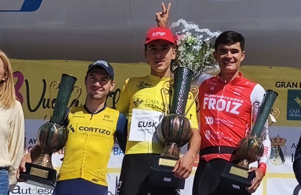 José Autrán (dereita) no podio da Vuelta a Salamanca