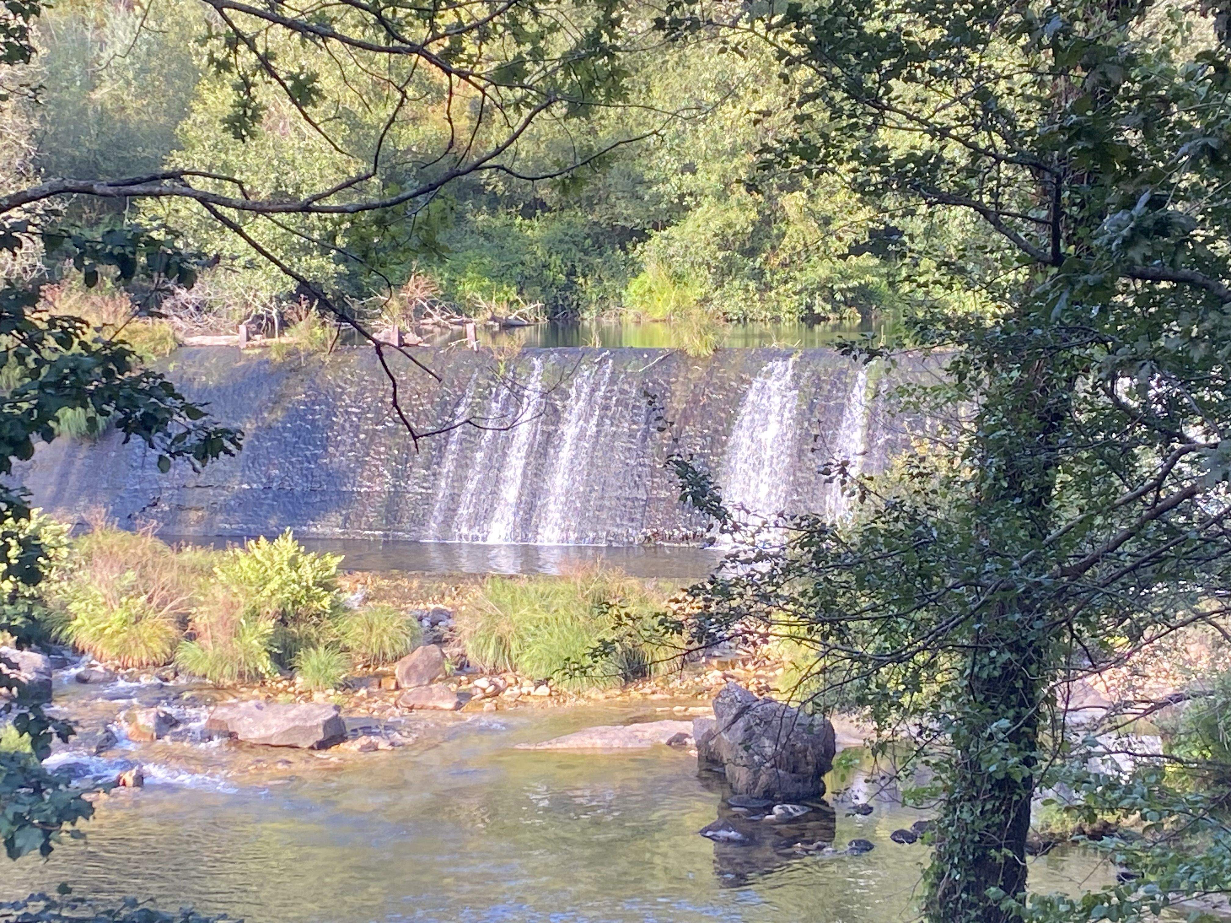 Presa de Bora, en el río Lérez
