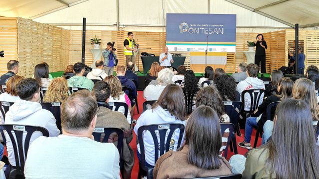 Numerosas persoas asistiron á charla de Ángel Carracedo en Pontesan