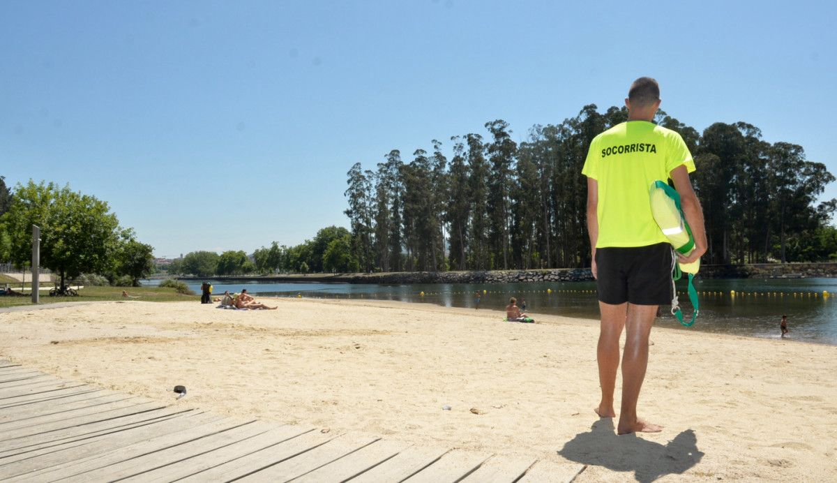 Socorista en la playa fluvial del Lérez