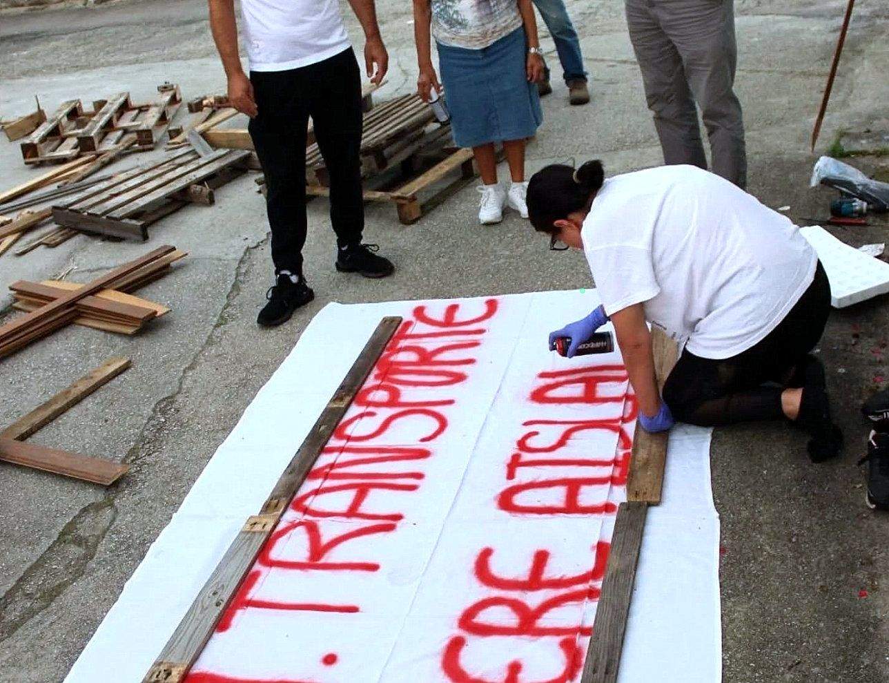 Pancarta contra a Variante Oeste