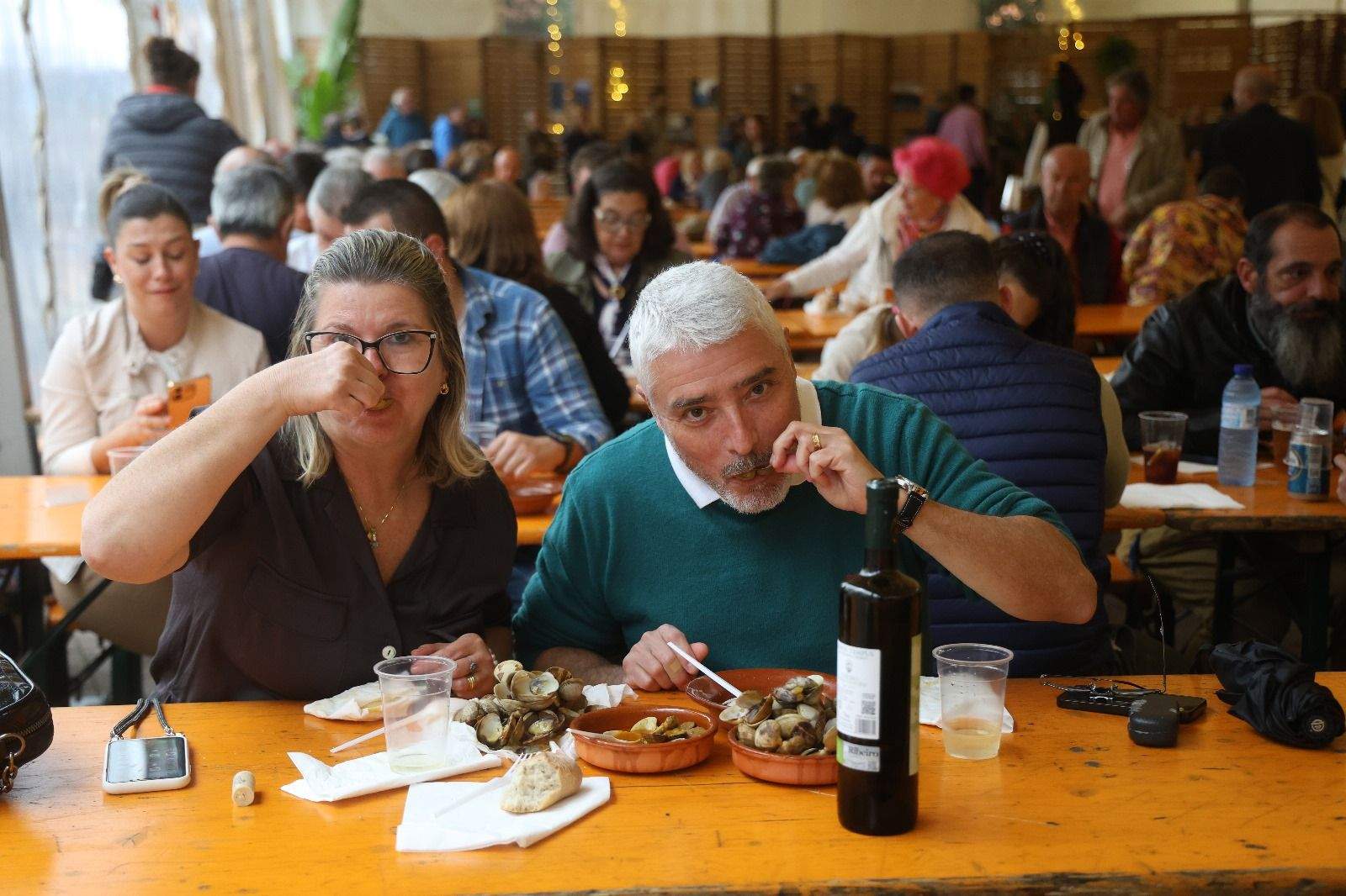 Personas comiendo en la Festa da Ameixa