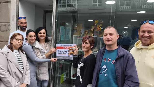 Representantes da ANPA de Rubiáns reivindicando o cambio de horarios no centro escolar