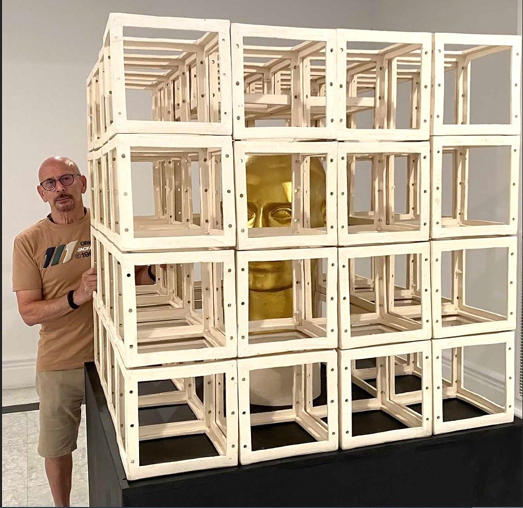 El artista Fernando Carballa posando ante una de sus obras